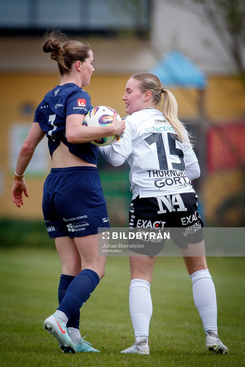 Eskilstuna Uniteds Gabrielle Rose Rennie och Örebro SKs Nellie Törngren under fotbollsmatchen i Elitettan mellan Örebro SK och Eskilstuna United den 4 maj 2025 i Örebro.