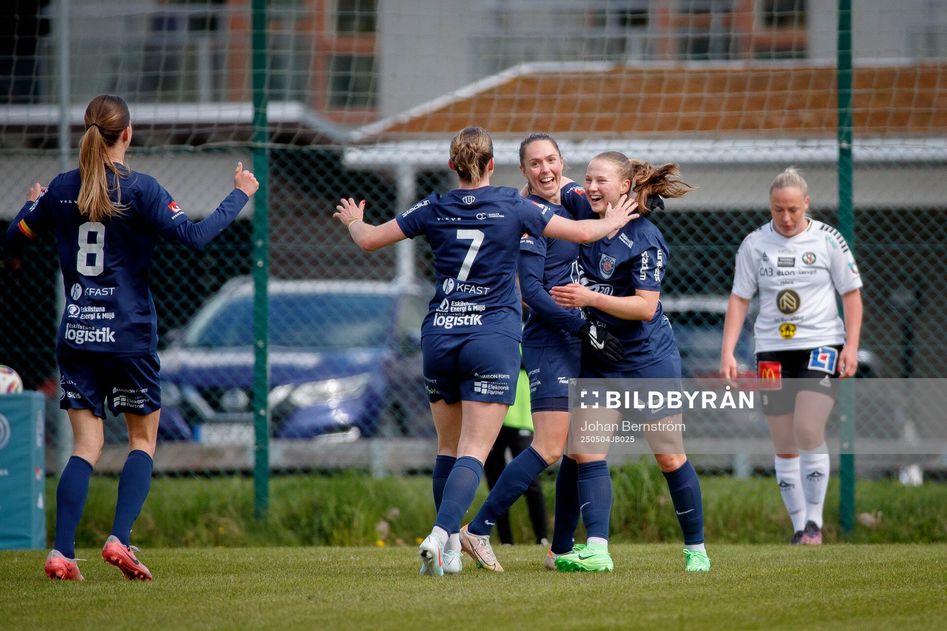 Eskilstuna Uniteds Felicia Rogic gör 1-4 och jublar med Gabrielle Rose Rennie och Wilma Öhman under fotbollsmatchen i Elitettan mellan Örebro SK och Eskilstuna United den 4 maj 2025 i Örebro.