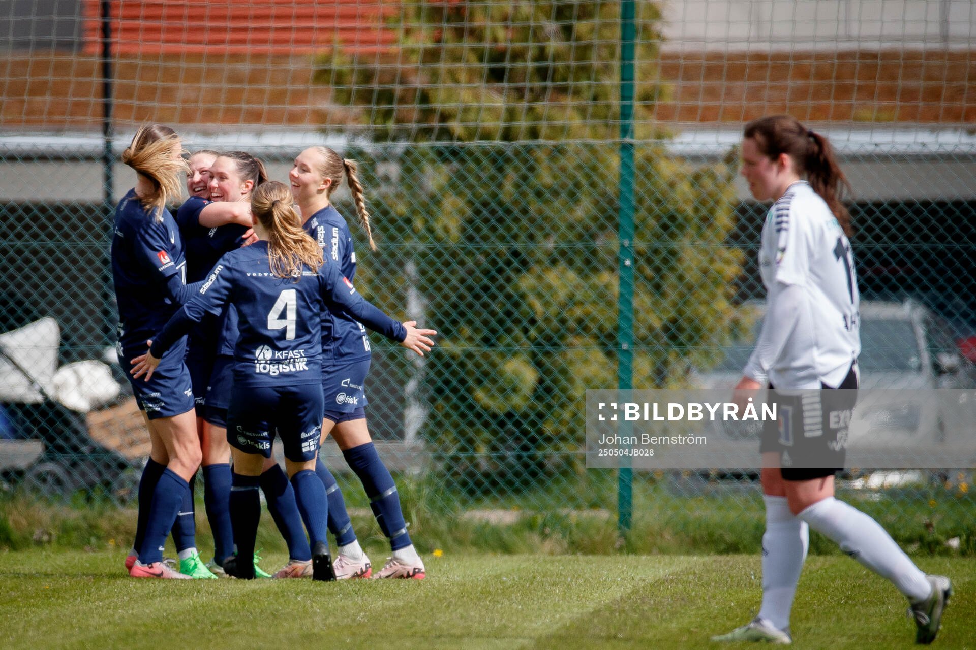 Eskilstuna Uniteds Felicia Rogic gör 1-5 och jublar med Stina Niklasson under fotbollsmatchen i Elitettan mellan Örebro SK och Eskilstuna United den 4 maj 2025 i Örebro.