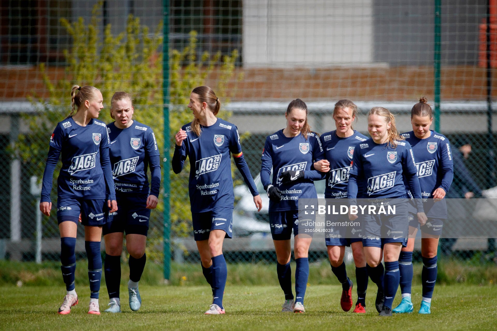 Eskilstuna Uniteds Felicia Rogic gör 1-5 och jublar med Stina Niklasson under fotbollsmatchen i Elitettan mellan Örebro SK och Eskilstuna United den 4 maj 2025 i Örebro.