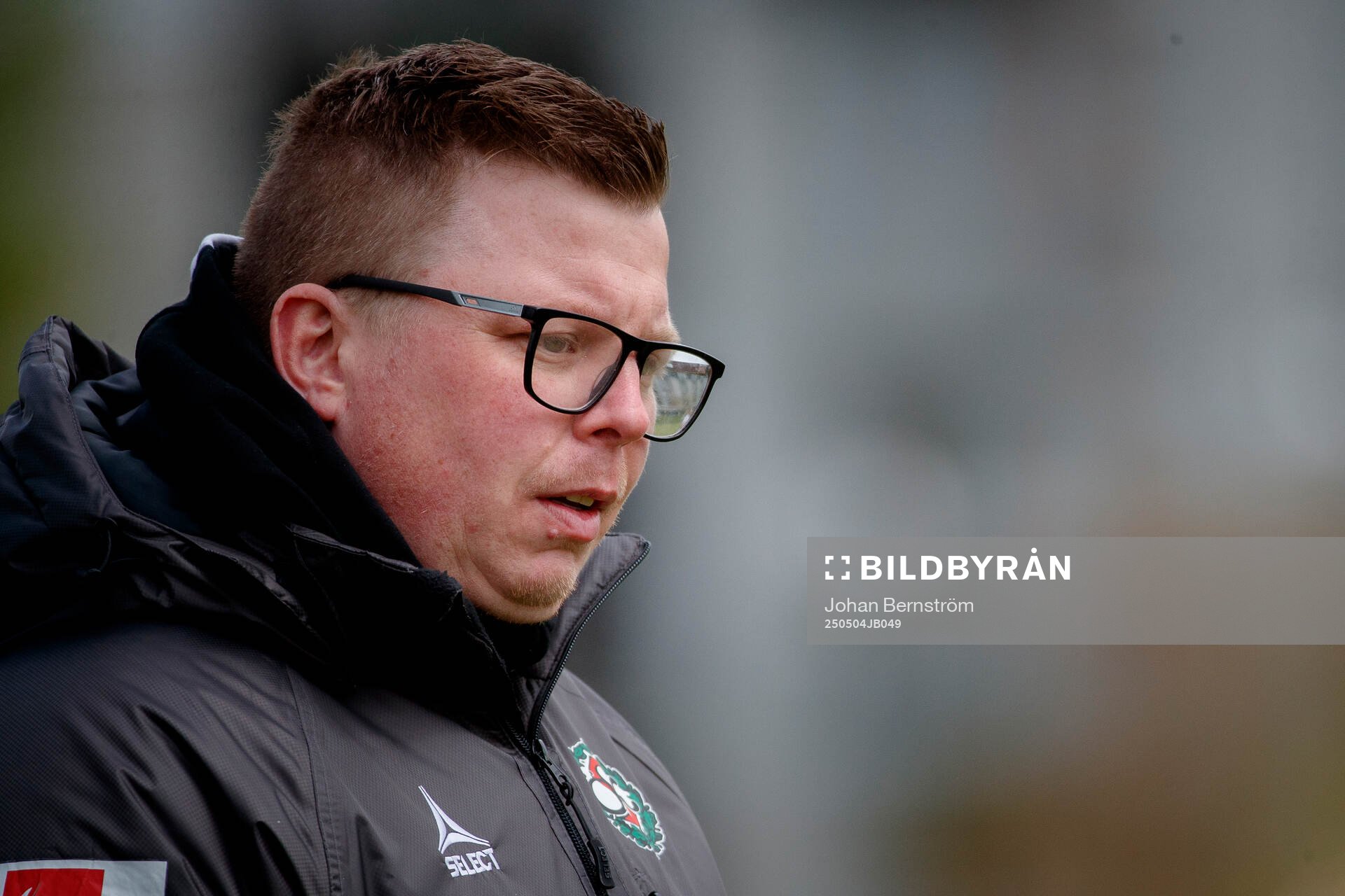 Örebro SKs tränare Dennis Gabrielsson under fotbollsmatchen i Elitettan mellan Örebro SK och Eskilstuna United den 4 maj 2025 i Örebro. 