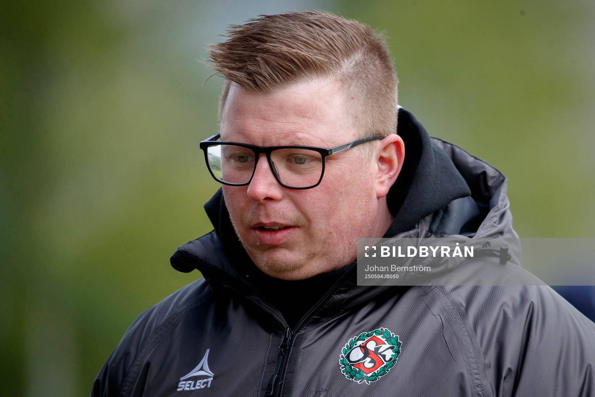 Örebro SKs tränare Dennis Gabrielsson under fotbollsmatchen i Elitettan mellan Örebro SK och Eskilstuna United den 4 maj 2025 i Örebro. 