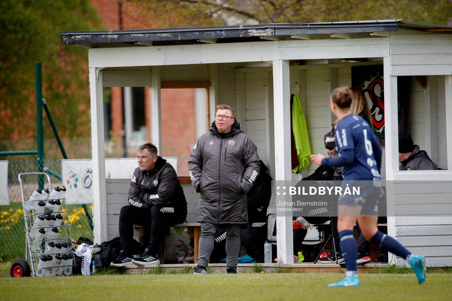 Örebro SKs tränare Dennis Gabrielsson under fotbollsmatchen i Elitettan mellan Örebro SK och Eskilstuna United den 4 maj 2025 i Örebro. 