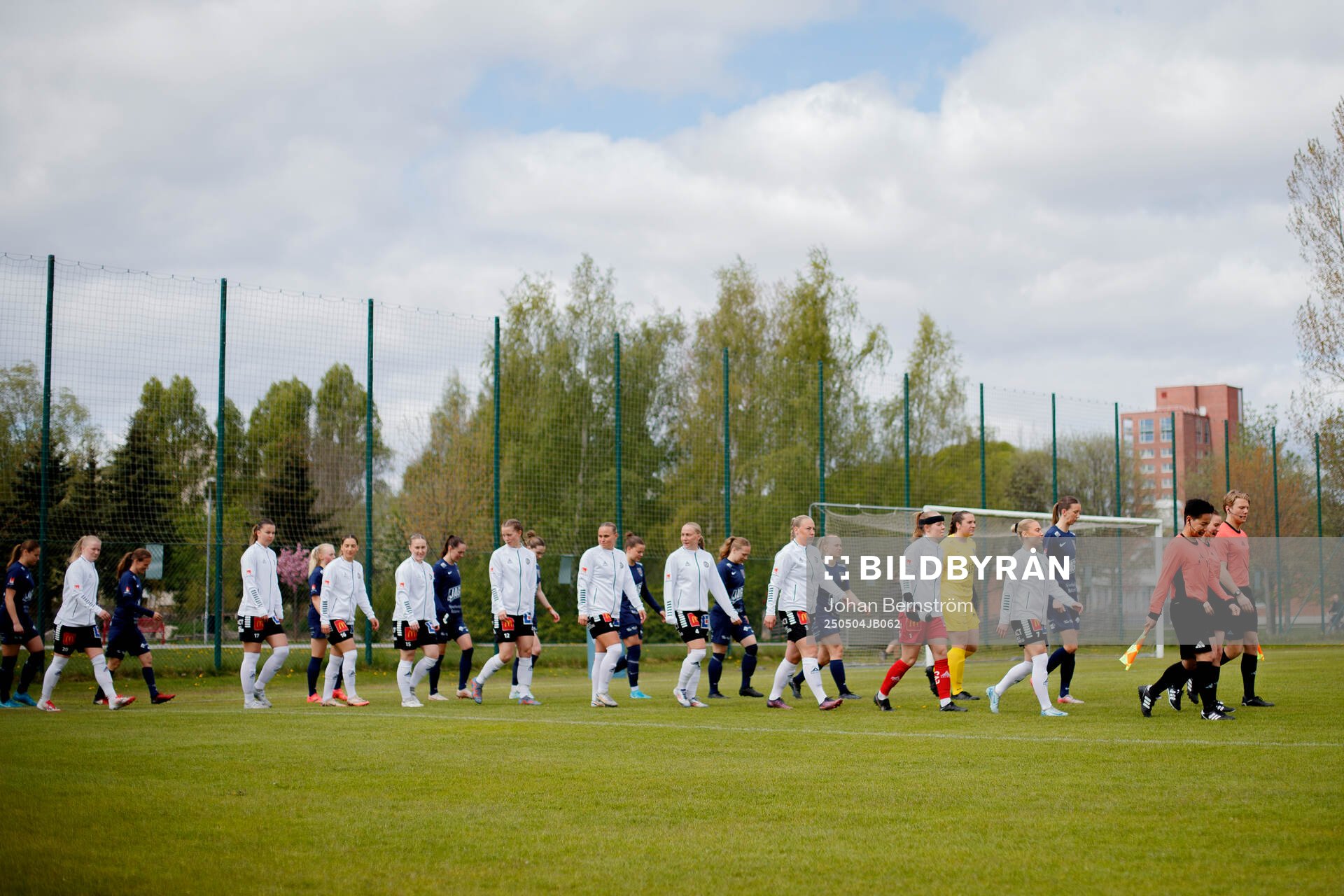 Örebro SKs och Eskilstuna Uniteds går ut på planen