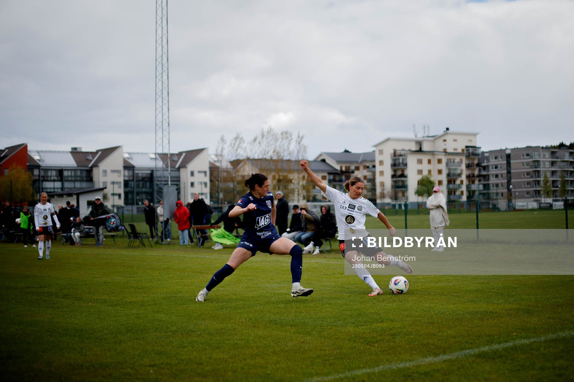 Örebro SKs Grace Wallin och Eskilstuna Uniteds Anna Sutter under fotbollsmatchen i Elitettan mellan Örebro SK och Eskilstuna United den 4 maj 2025 i Örebro.