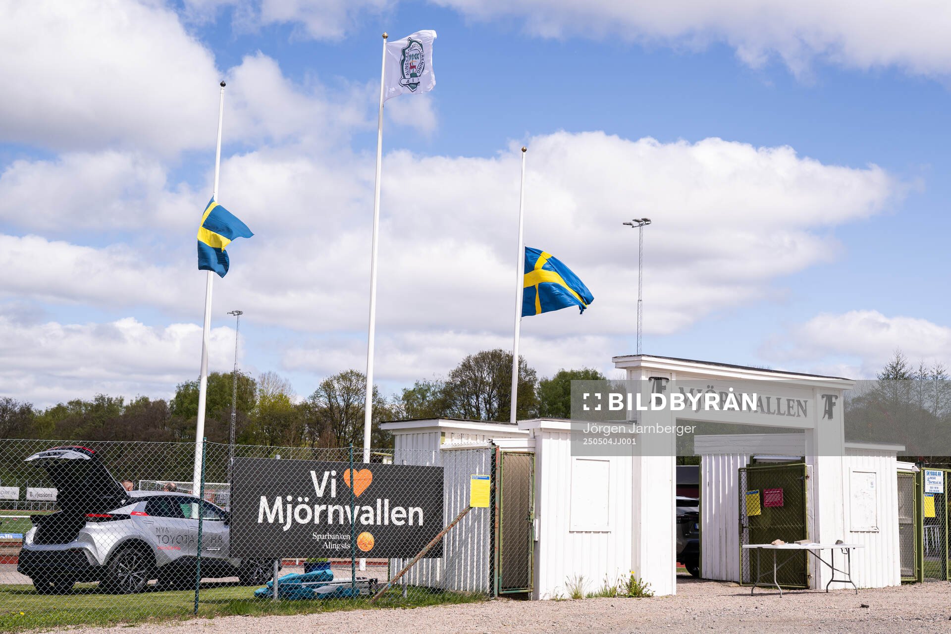 Entré till Mjörnvallen och flaggor på halv stång för en tidigare tränare inför fotbollsmatchen i Damallsvenskan mellan Alingsås och Rosengård den 4 maj 2025 i Alingsås.