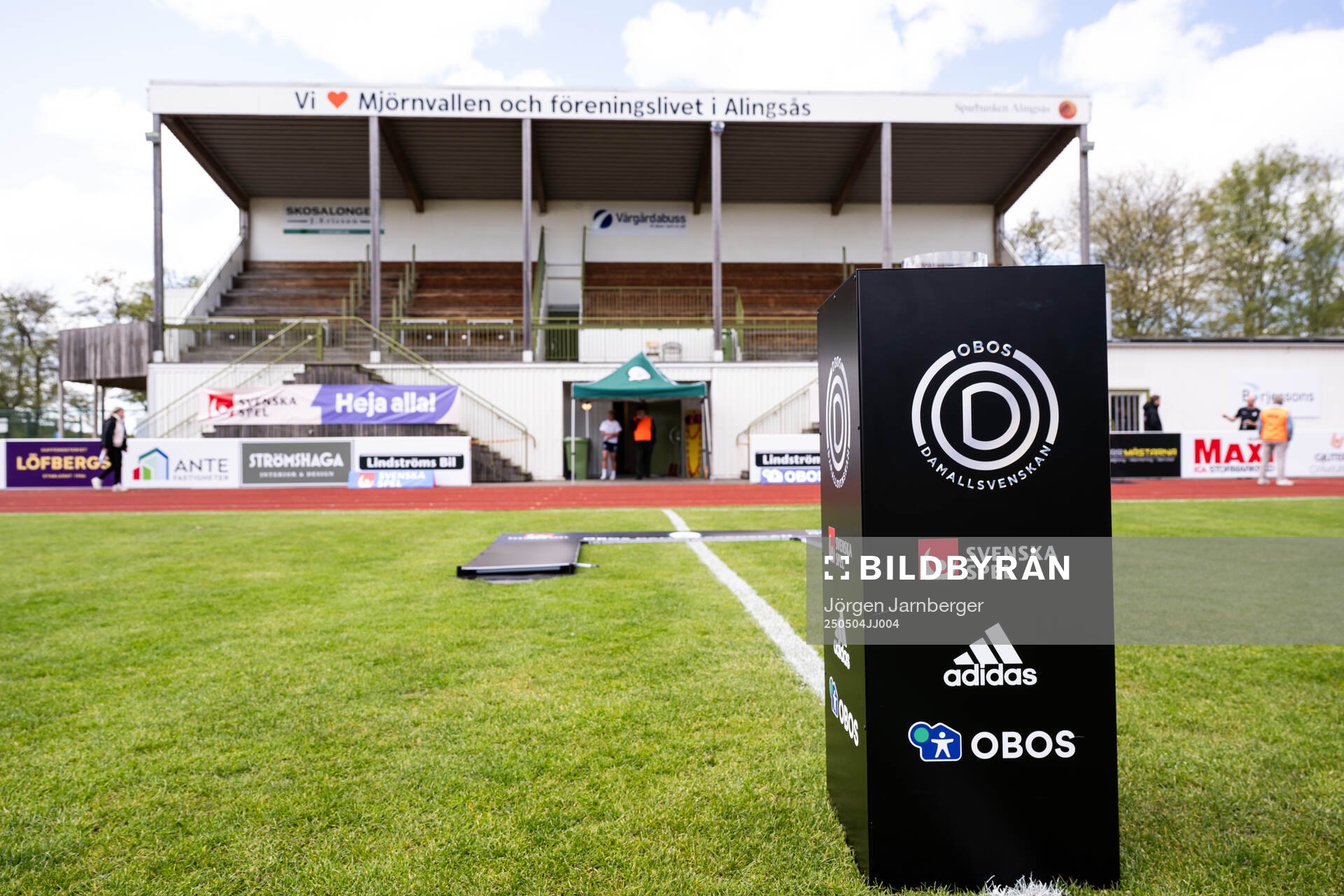 OBOS och Svenska spel reklam med läktare i bakgrunden inför fotbollsmatchen i Damallsvenskan mellan Alingsås och Rosengård den 4 maj 2025 i Alingsås.