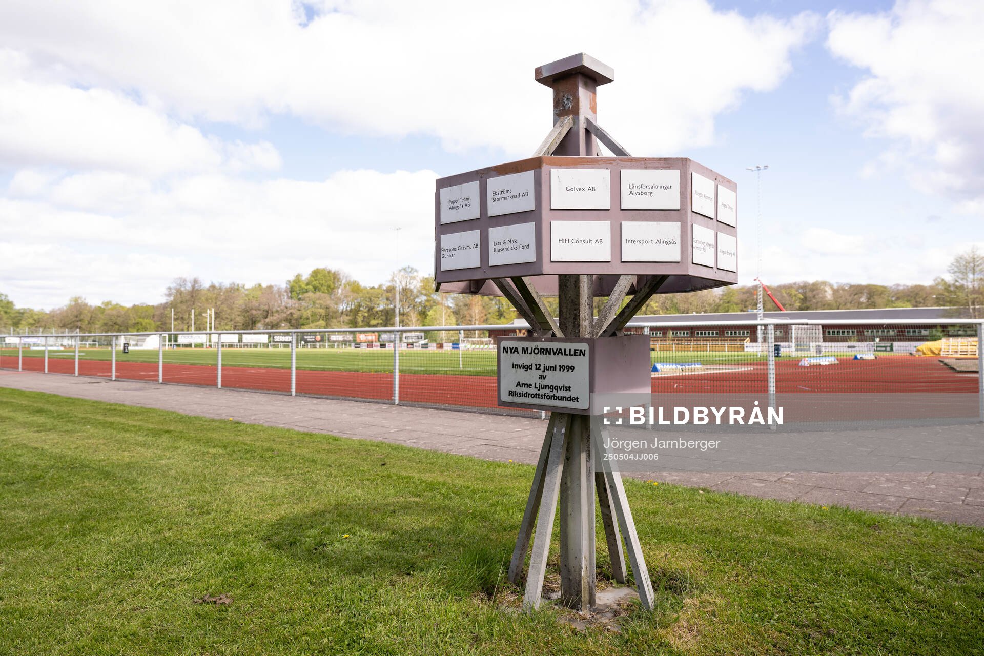 Minnesmärke på Mjörnvallen inför fotbollsmatchen i Damallsvenskan mellan Alingsås och Rosengård den 4 maj 2025 i Alingsås. 