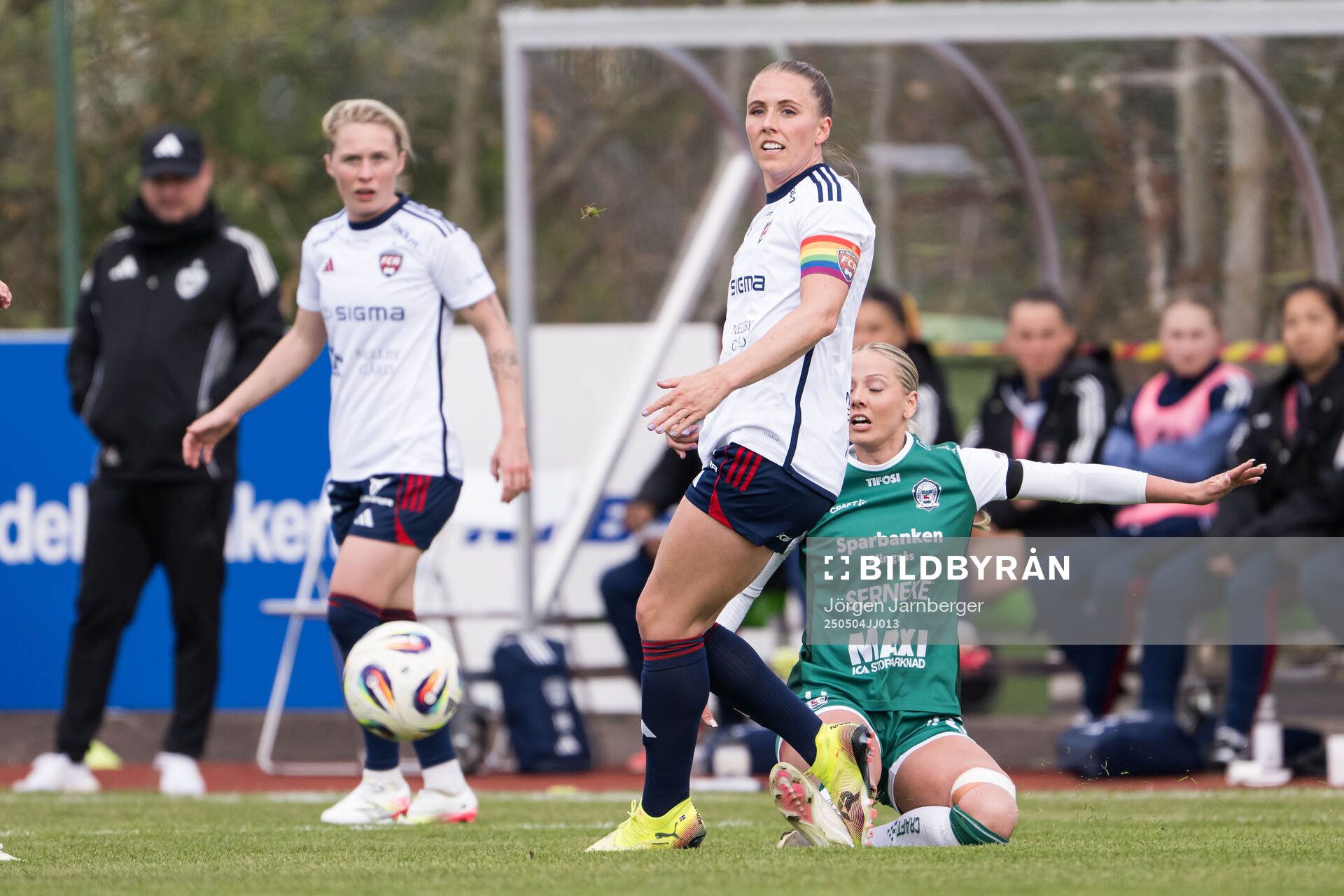 Rosengårds Gudrun Arnardottir och Alingsås Moa Öhman under fotbollsmatchen i Damallsvenskan mellan Alingsås och Rosengård den 4 maj 2025 i Alingsås.