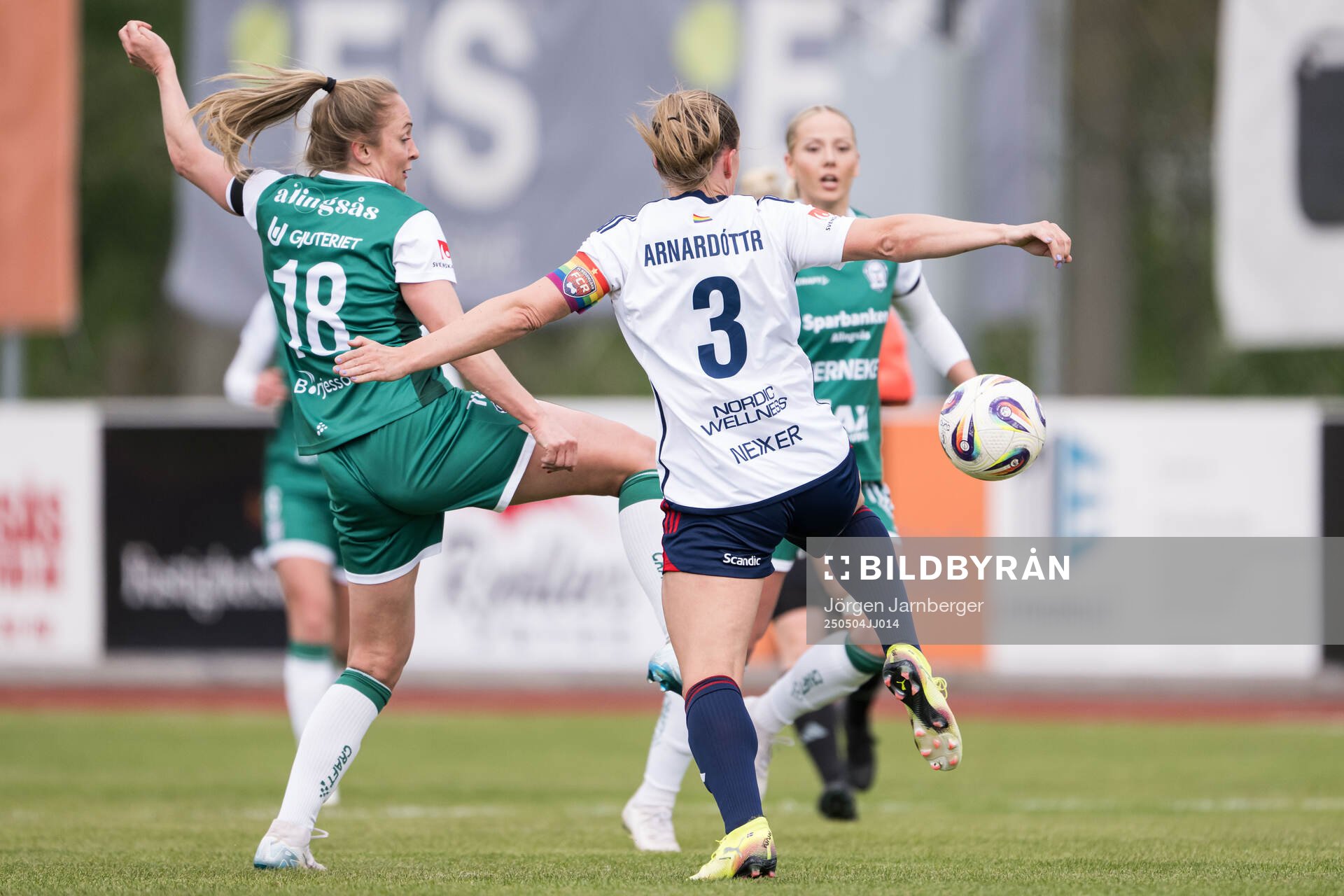 Alingsås Karin Lundin och Rosengårds Gudrun Arnardottir under fotbollsmatchen i Damallsvenskan mellan Alingsås och Rosengård den 4 maj 2025 i Alingsås.