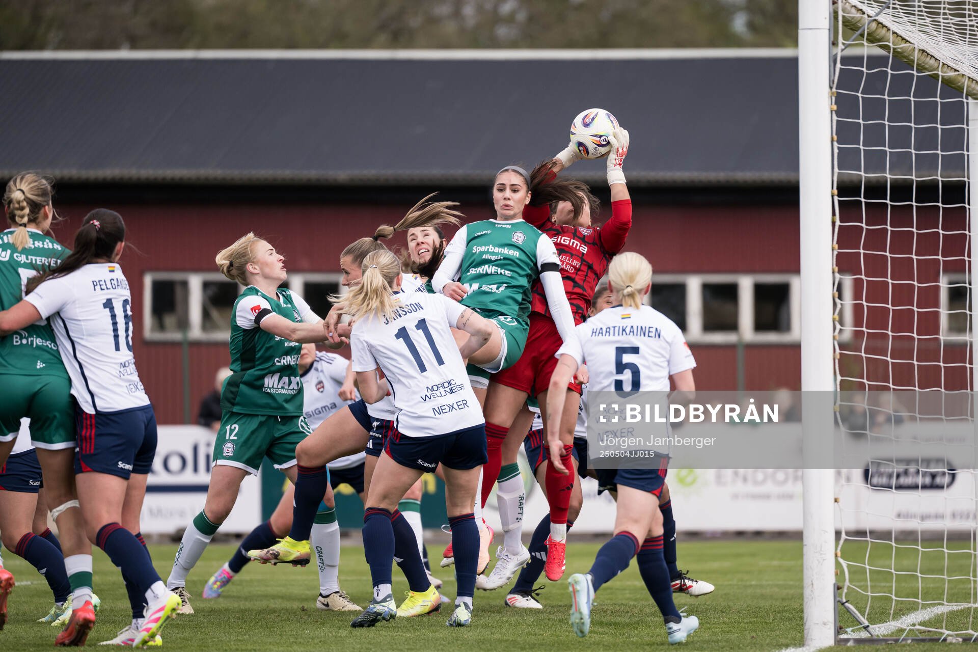 Alingsås Julia Elvbo och Rosengårds målvakt Eartha
