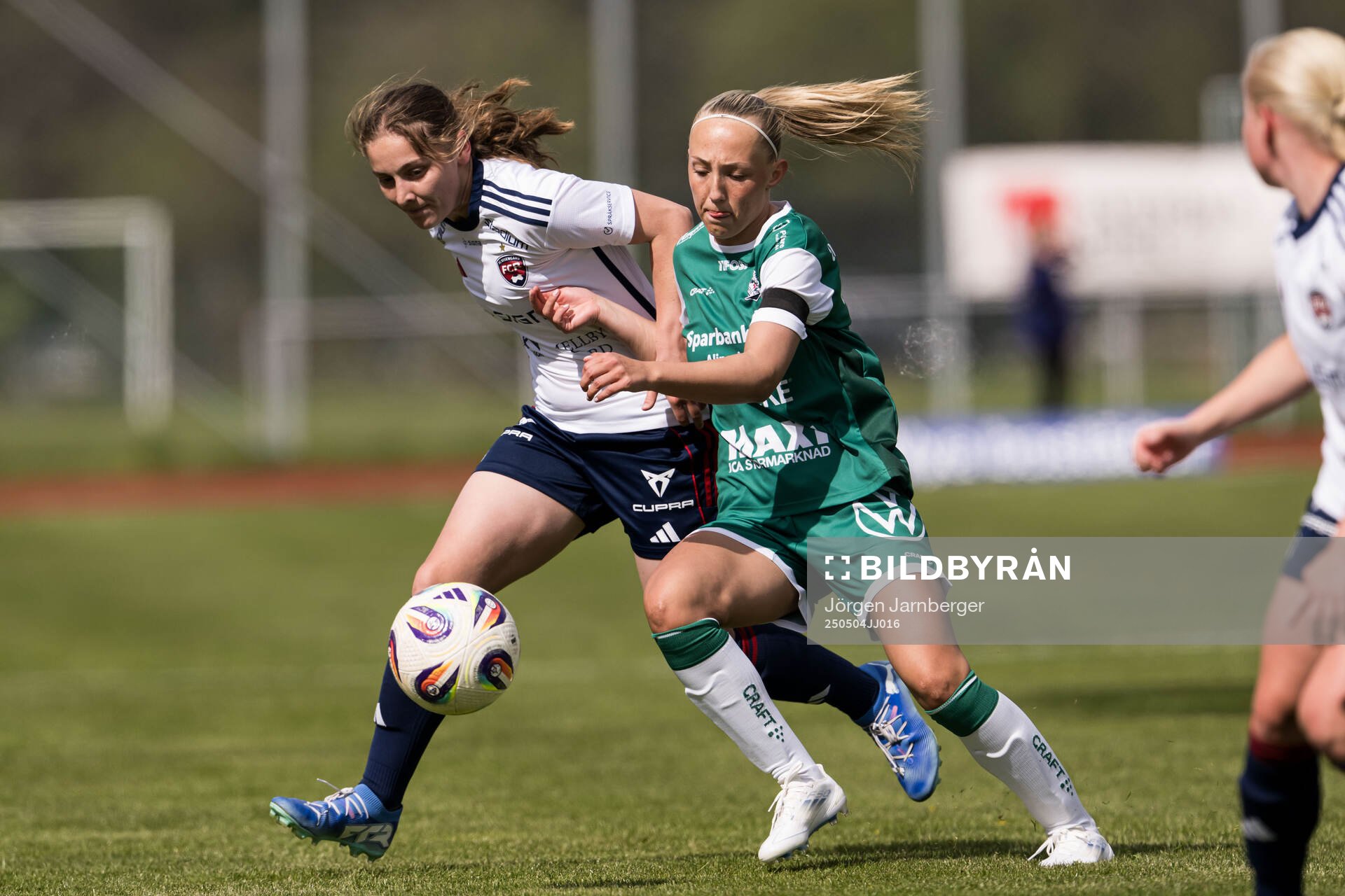 Rosengårds Maja Johansson och Alingsås Saga Fredgren och under fotbollsmatchen i Damallsvenskan mellan Alingsås och Rosengård den 4 maj 2025 i Alingsås. 