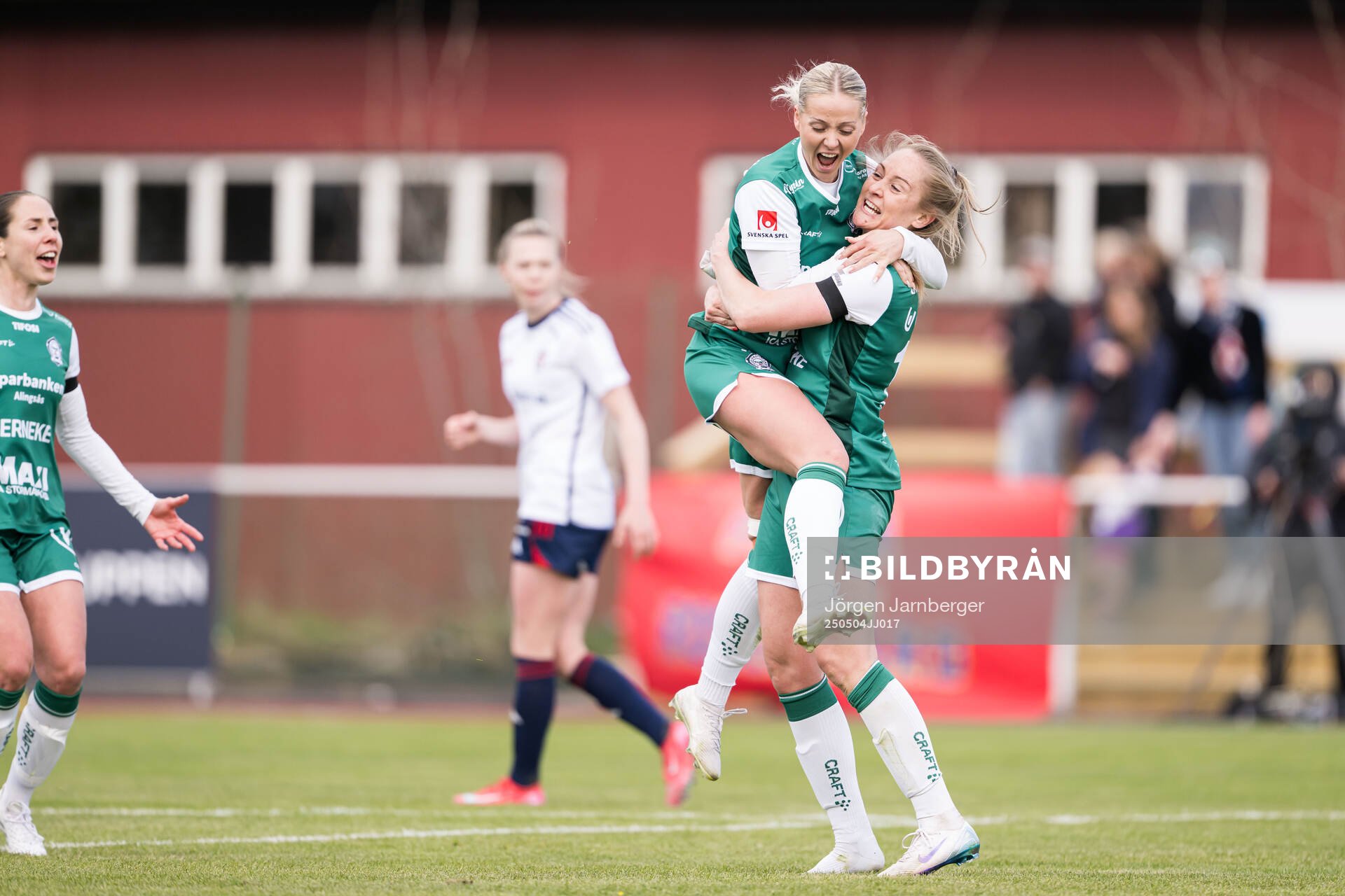 Och Alingsås Moa Öhman och Karin Lundin jublar efter 1-0 under fotbollsmatchen i Damallsvenskan mellan Alingsås och Rosengård den 4 maj 2025 i Alingsås.