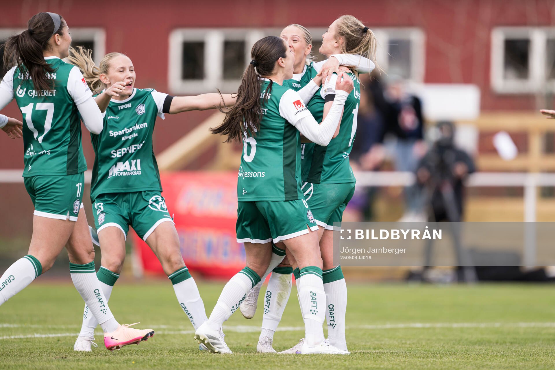 Alingsås Karin Lundin jublar efter 1-0 under fotbollsmatchen i Damallsvenskan mellan Alingsås och Rosengård den 4 maj 2025 i Alingsås.