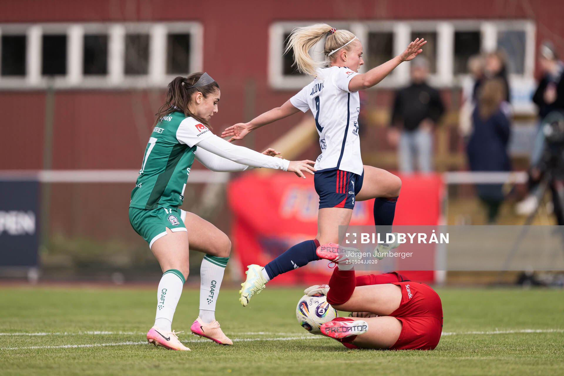 Alingsås Julia Elvbo och Rosengårds Emilie Woldvik och målvakt Eartha Cumings under fotbollsmatchen i Damallsvenskan mellan Alingsås och Rosengård den 4 maj 2025 i Alingsås.