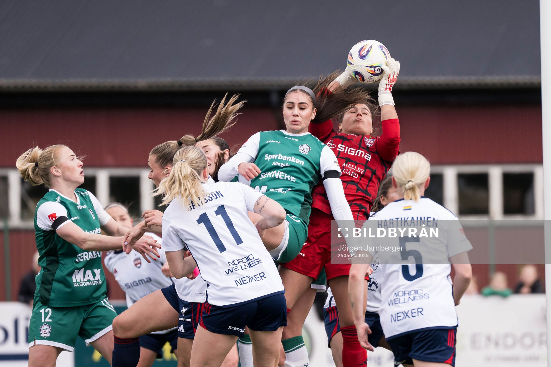 Alingsås Julia Elvbo och Rosengårds målvakt Eartha