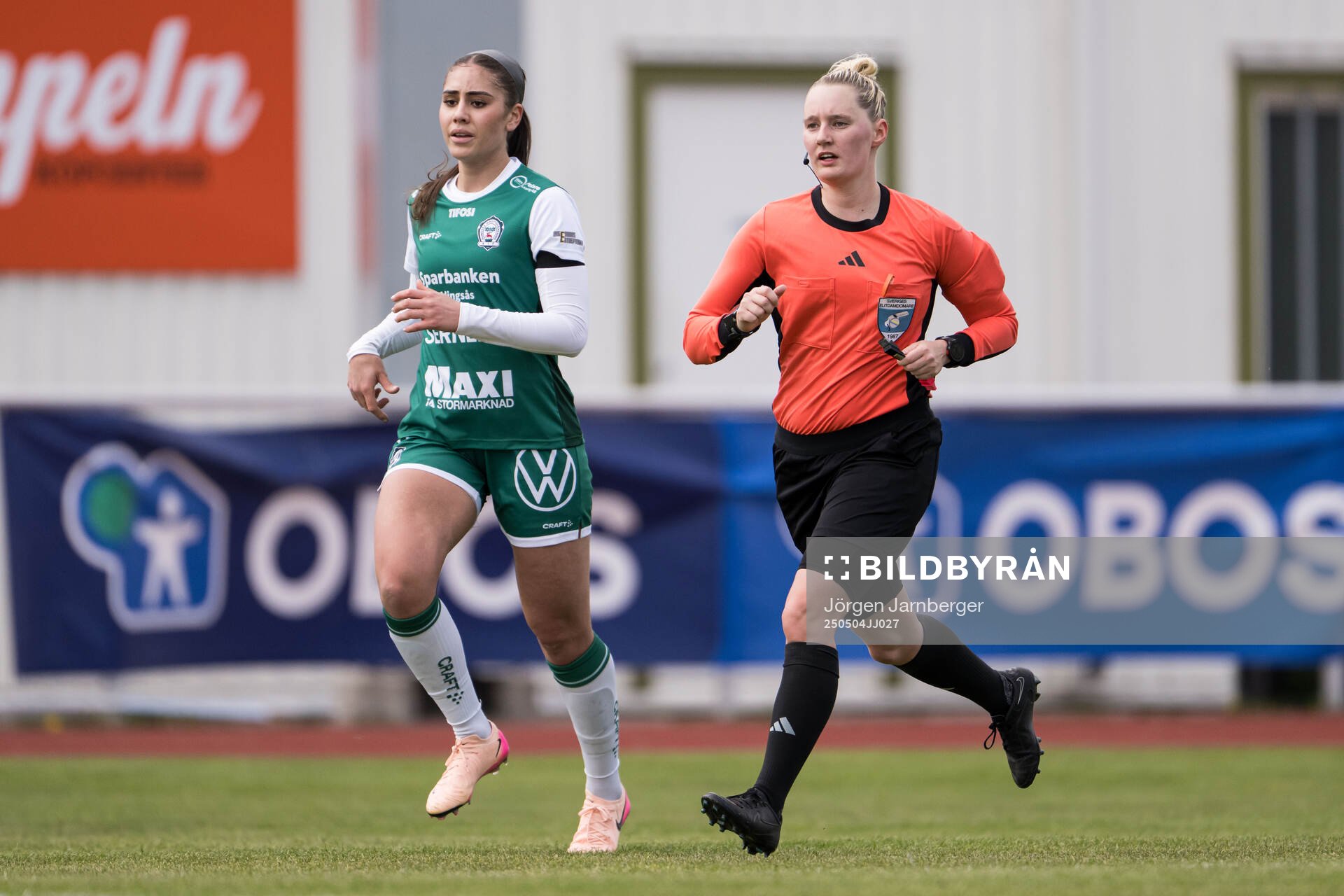 Domare Isabelle Svensson under fotbollsmatchen i Damallsvenskan mellan Alingsås och Rosengård den 4 maj 2025 i Alingsås. 