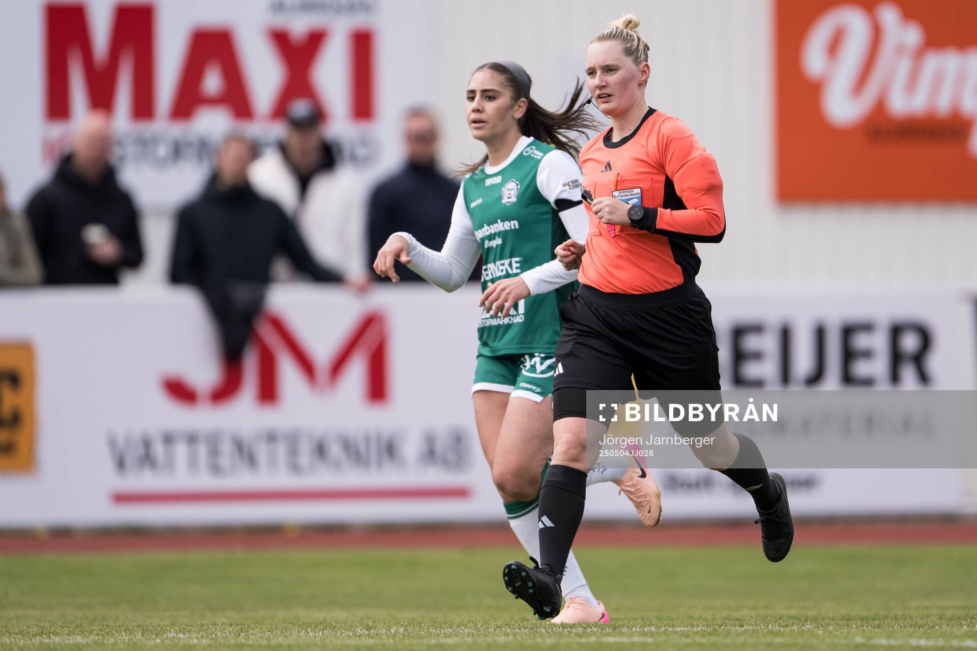 Domare Isabelle Svensson under fotbollsmatchen i Damallsvenskan mellan Alingsås och Rosengård den 4 maj 2025 i Alingsås. 