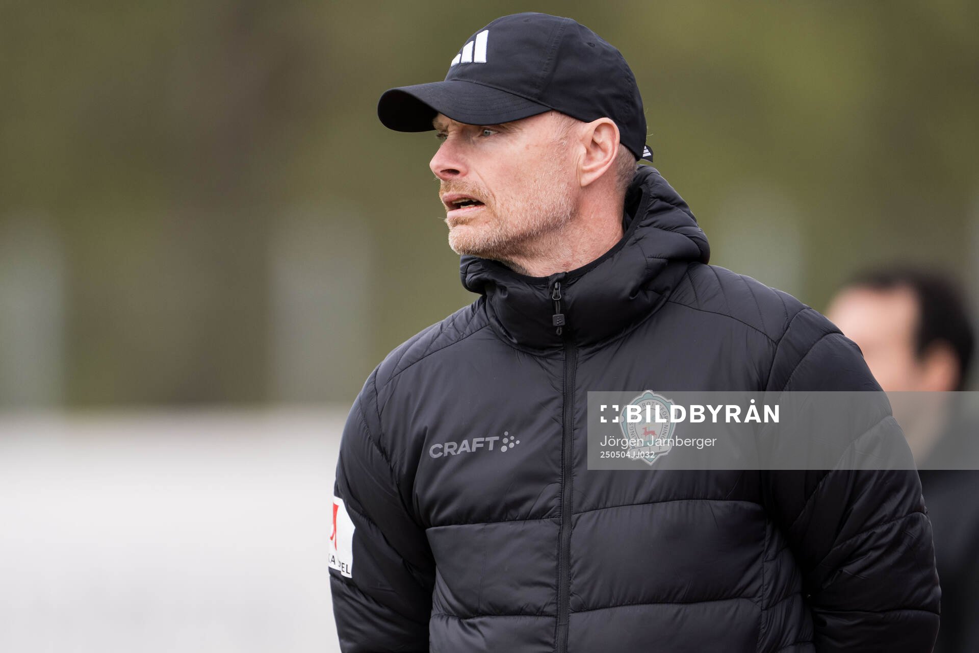 Alingsås tränare Per-Olov Häggström under fotbollsmatchen i Damallsvenskan mellan Alingsås och Rosengård den 4 maj 2025 i Alingsås.