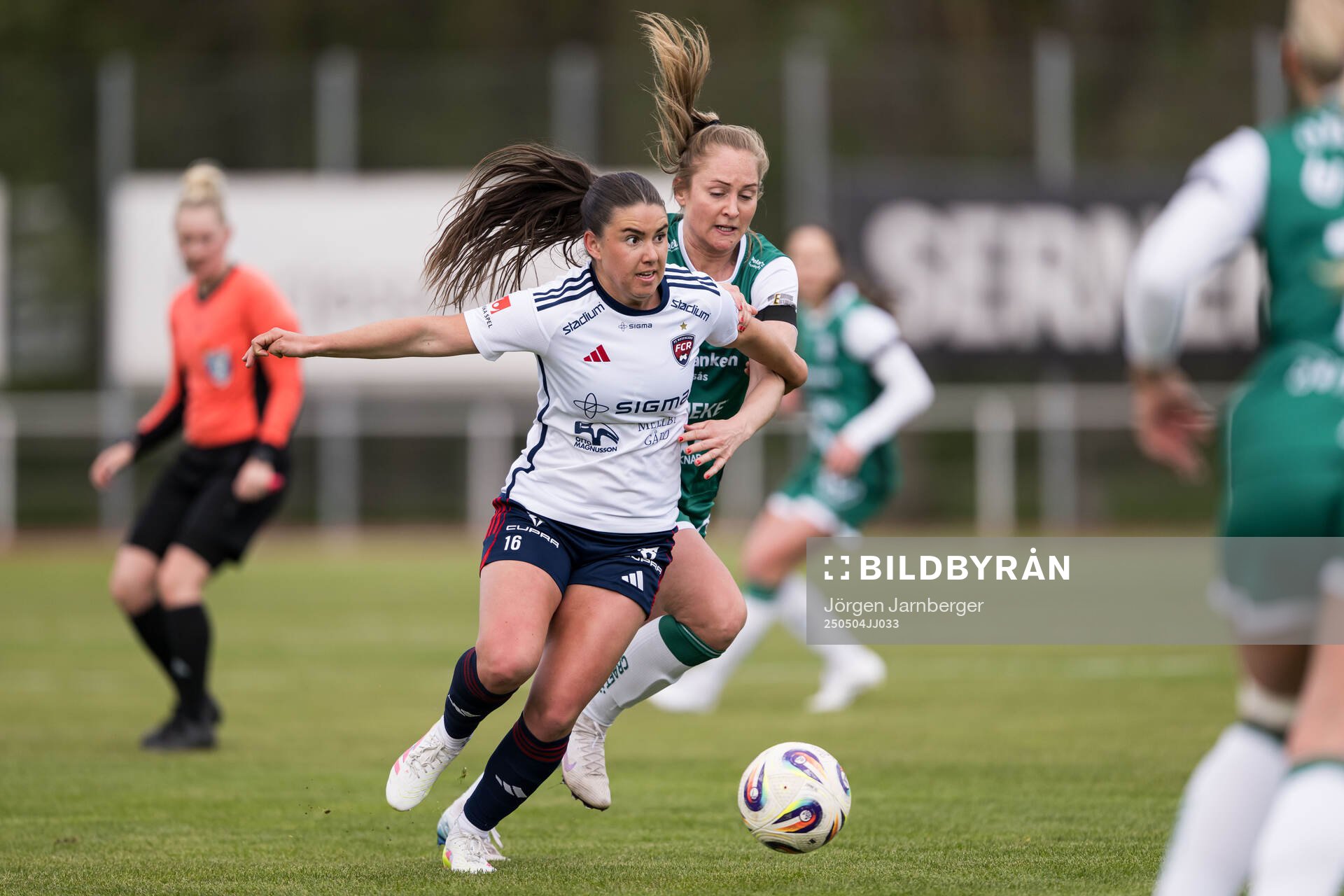 Rosengårds Emilia Pelgander och Alingsås Karin Lundin under fotbollsmatchen i Damallsvenskan mellan Alingsås och Rosengård den 4 maj 2025 i Alingsås.