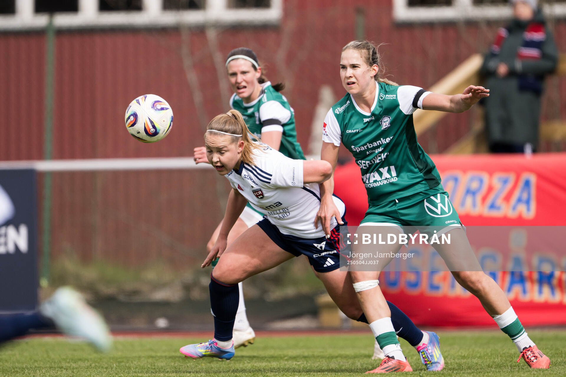 Rosengårds Oona Sevenius och Alingsås Emmaliina Tulkki under fotbollsmatchen i Damallsvenskan mellan Alingsås och Rosengård den 4 maj 2025 i Alingsås.