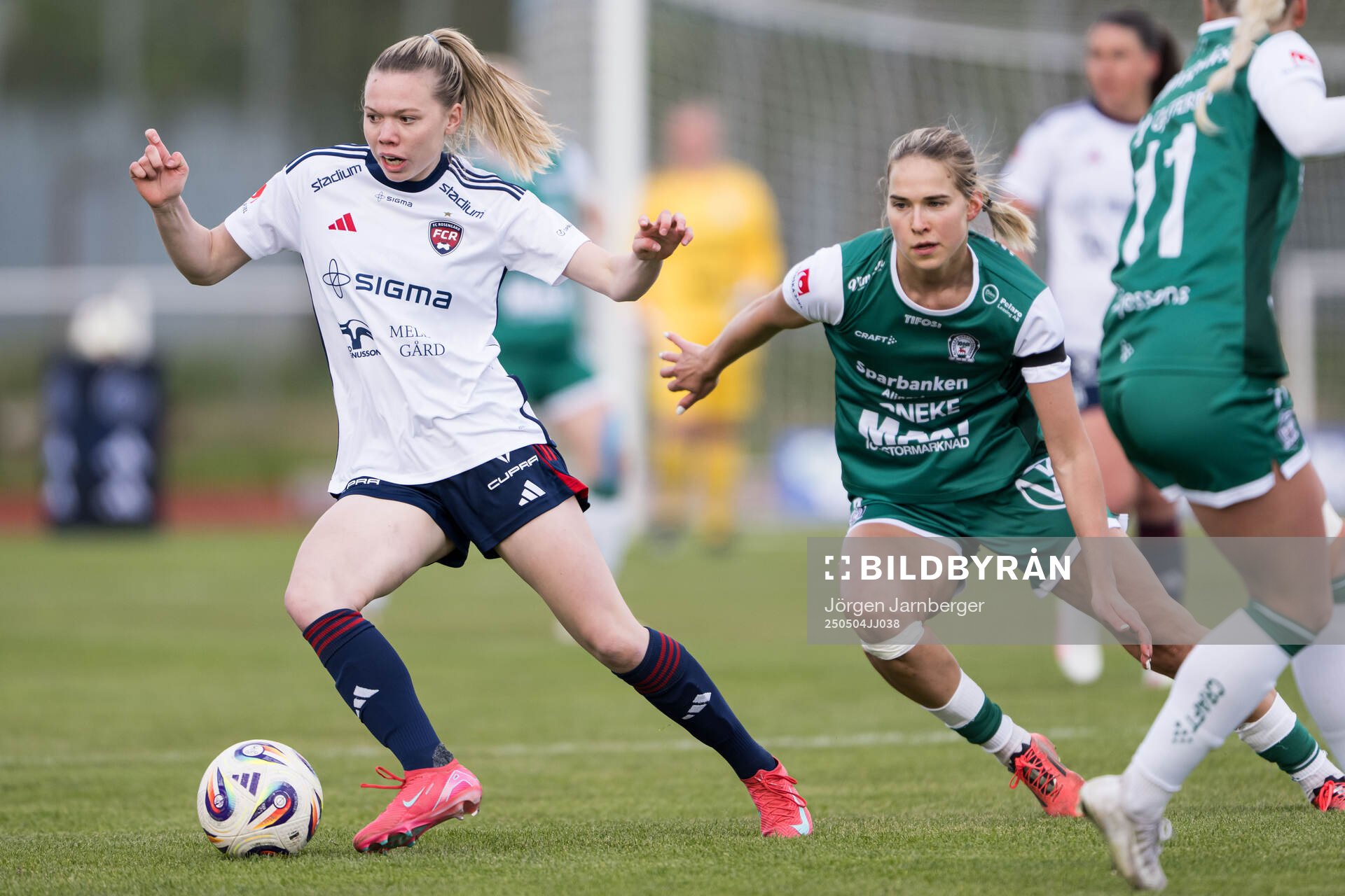 Rosengårds Bea Sprung och Alingsås Emmaliina Tulkki under fotbollsmatchen i Damallsvenskan mellan Alingsås och Rosengård den 4 maj 2025 i Alingsås.