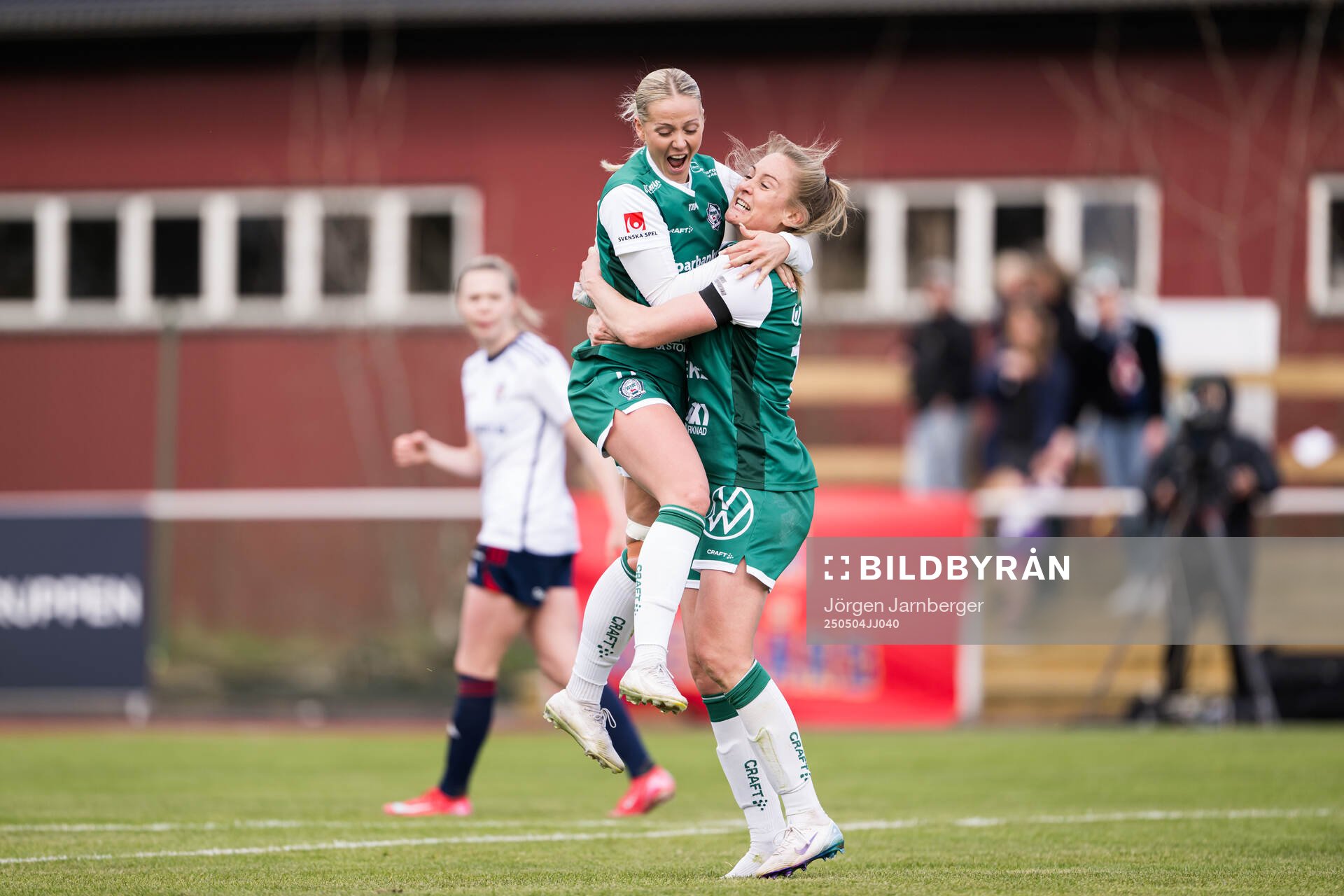 Alingsås Moa Öhman och Karin Lundin jublar