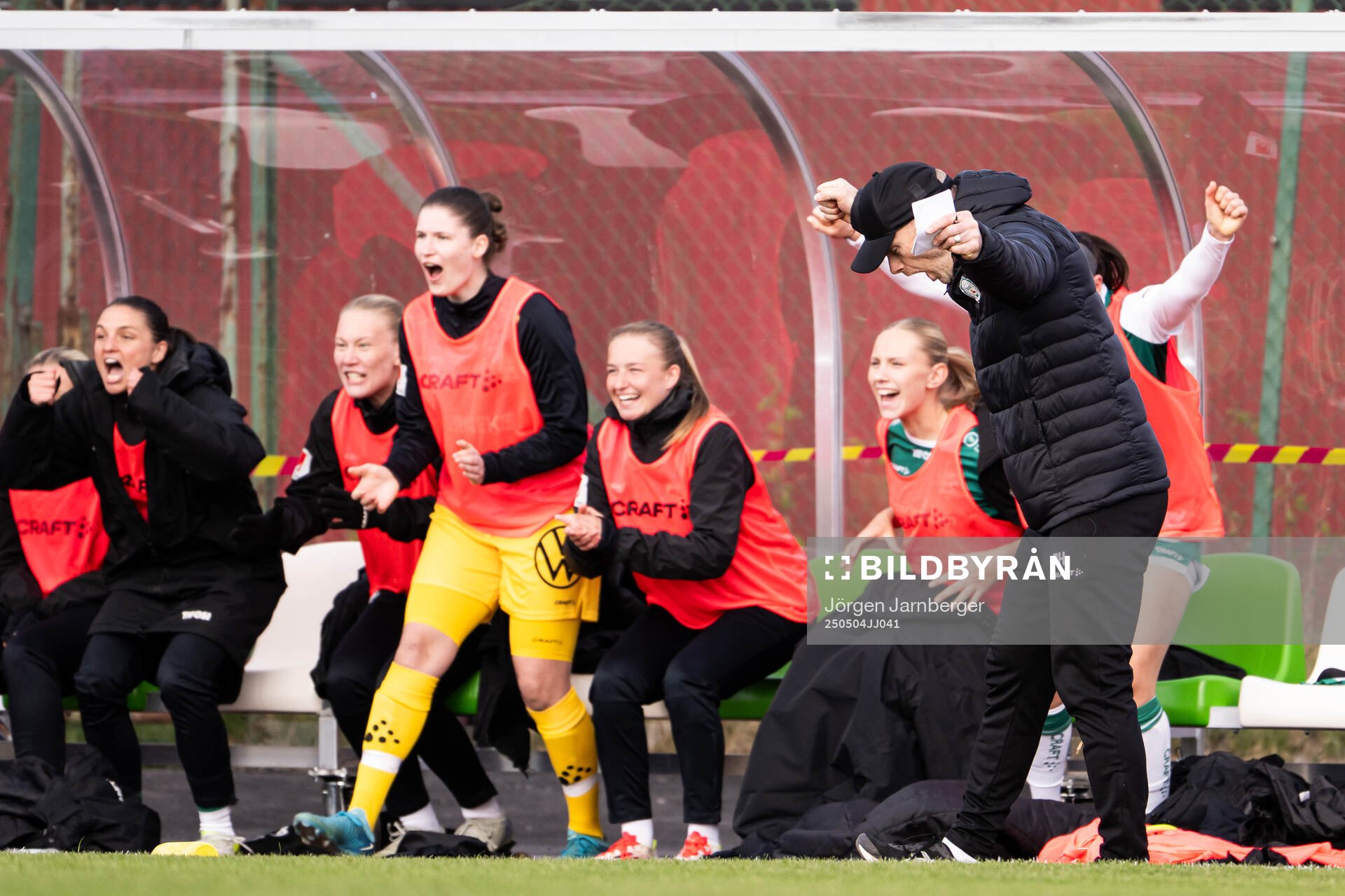 Alingsås tränare Per-Olov Häggström jublar efter fotbollsmatchen i Damallsvenskan mellan Alingsås och Rosengård den 4 maj 2025 i Alingsås.
