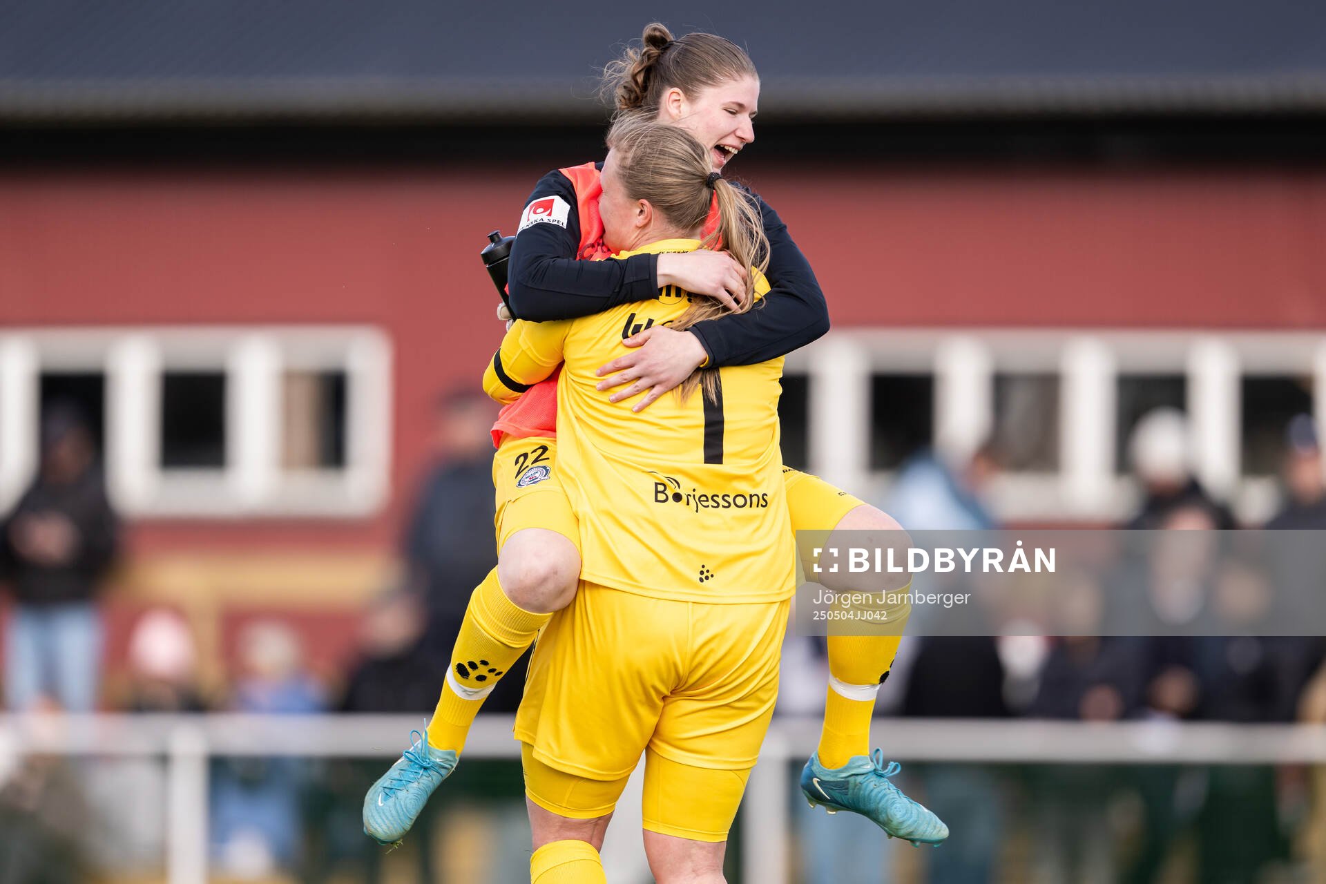 Alingsås målvakt Tea Olin och målvakt Alexandra Blom jublar efter fotbollsmatchen i Damallsvenskan mellan Alingsås och Rosengård den 4 maj 2025 i Alingsås.
