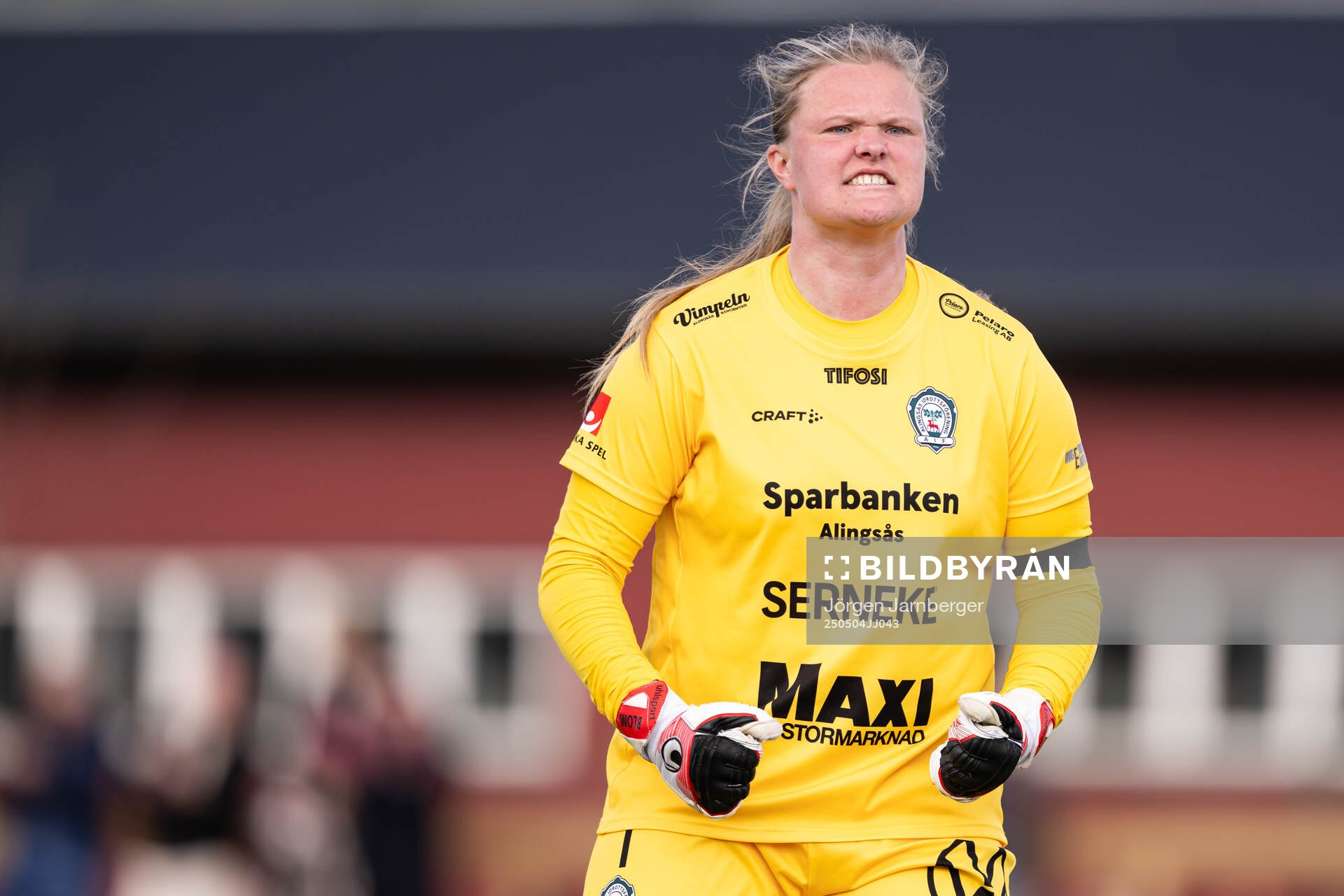 Alingsås målvakt Alexandra Blom jublar efter fotbollsmatchen i Damallsvenskan mellan Alingsås och Rosengård den 4 maj 2025 i Alingsås.