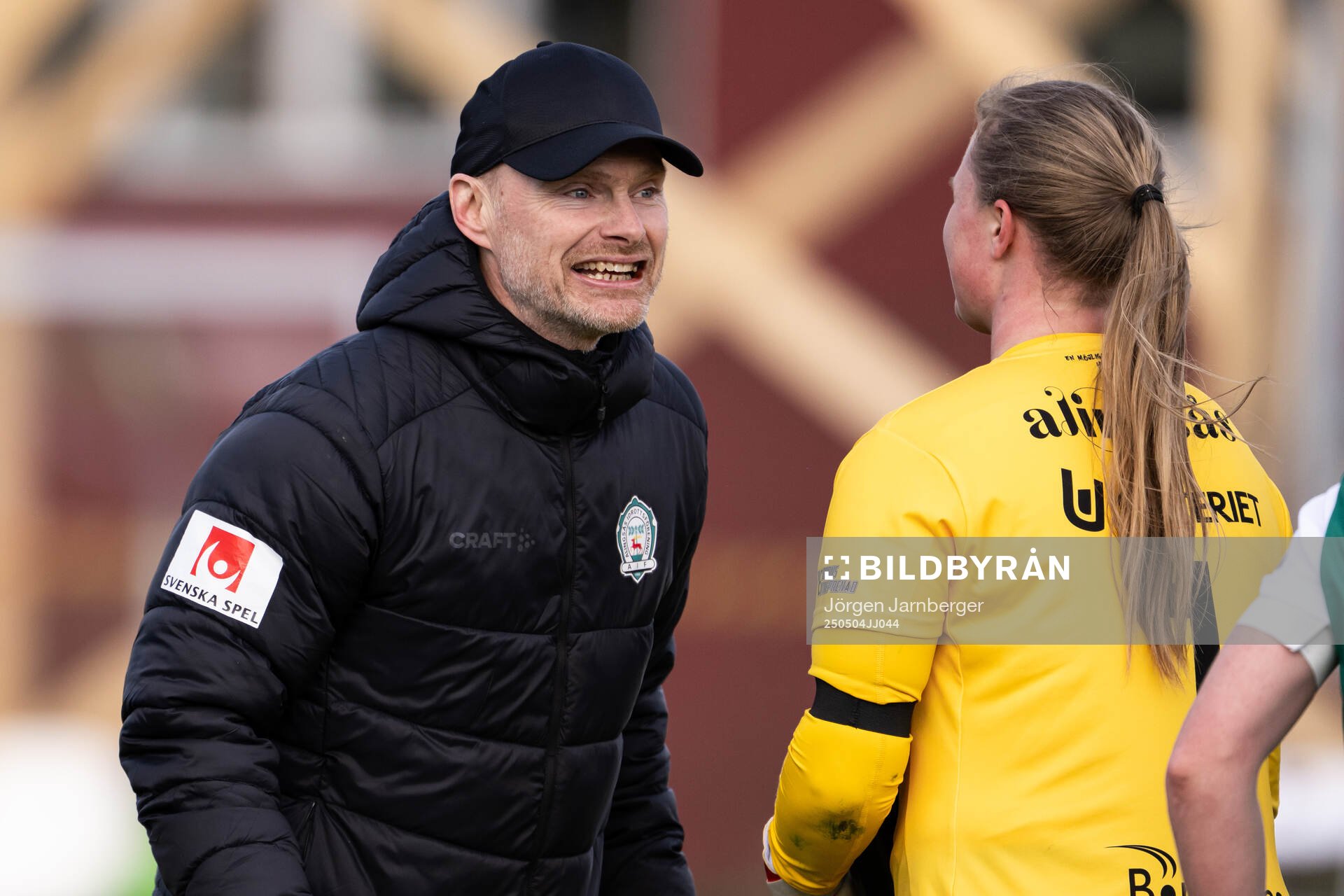 Alingsås tränare Per-Olov Häggström jublar efter fotbollsmatchen i Damallsvenskan mellan Alingsås och Rosengård den 4 maj 2025 i Alingsås.