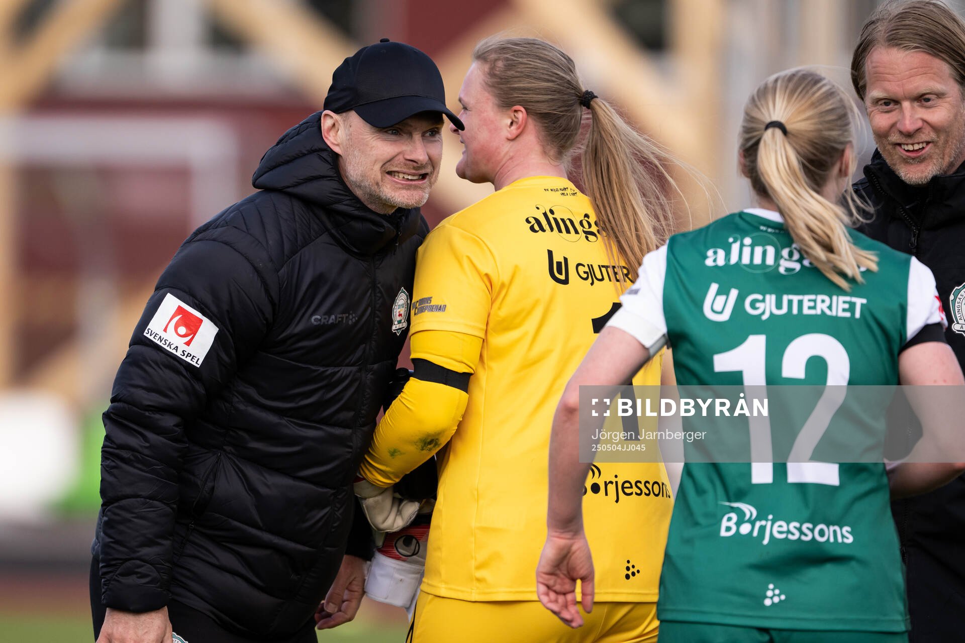Alingsås tränare Per-Olov Häggström jublar efter fotbollsmatchen i Damallsvenskan mellan Alingsås och Rosengård den 4 maj 2025 i Alingsås.