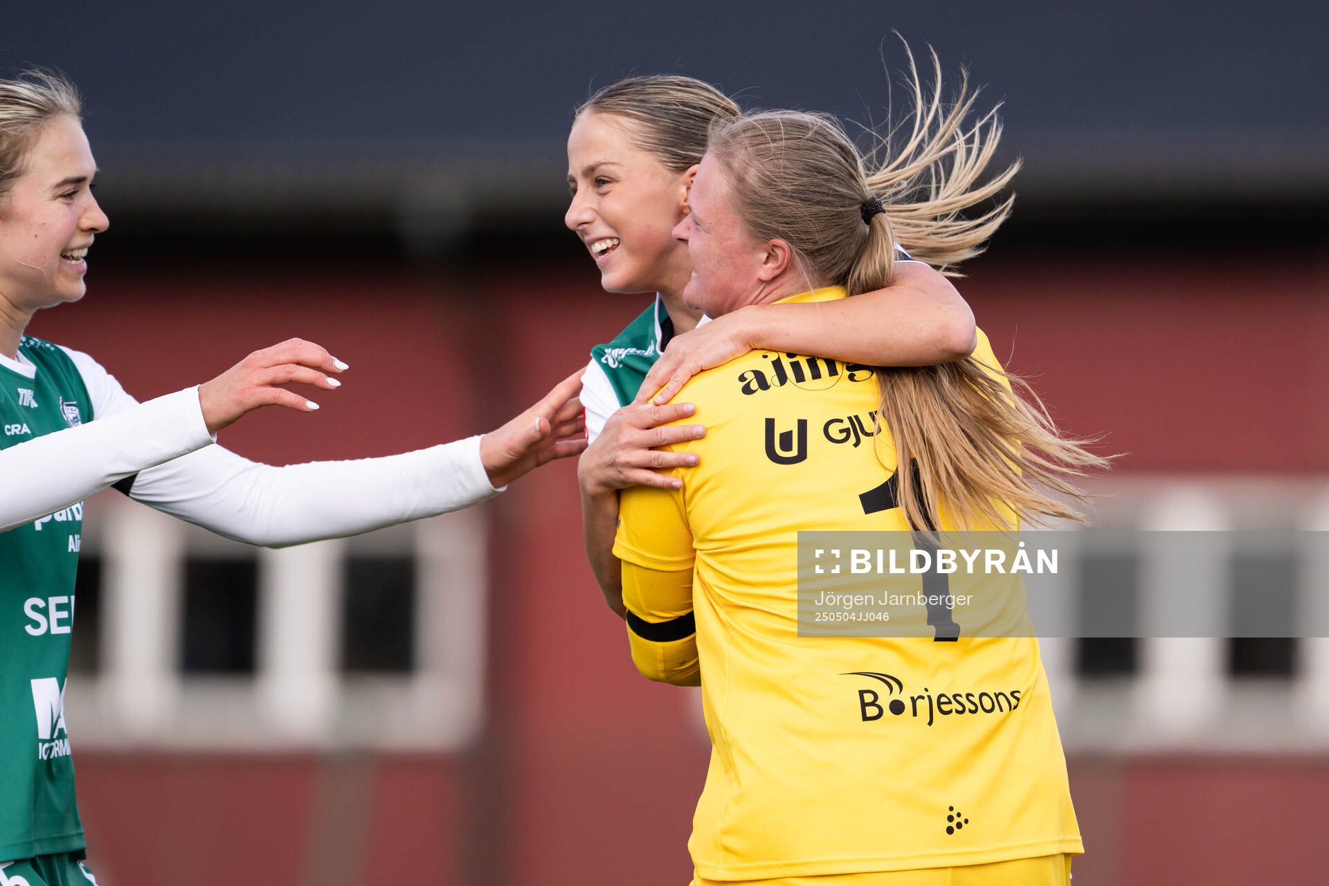 Alingsås Emmaliina Tulkki, Isabella Svanström och målvakt Alexandra Blom jublar efter fotbollsmatchen i Damallsvenskan mellan Alingsås och Rosengård den 4 maj 2025 i Alingsås.