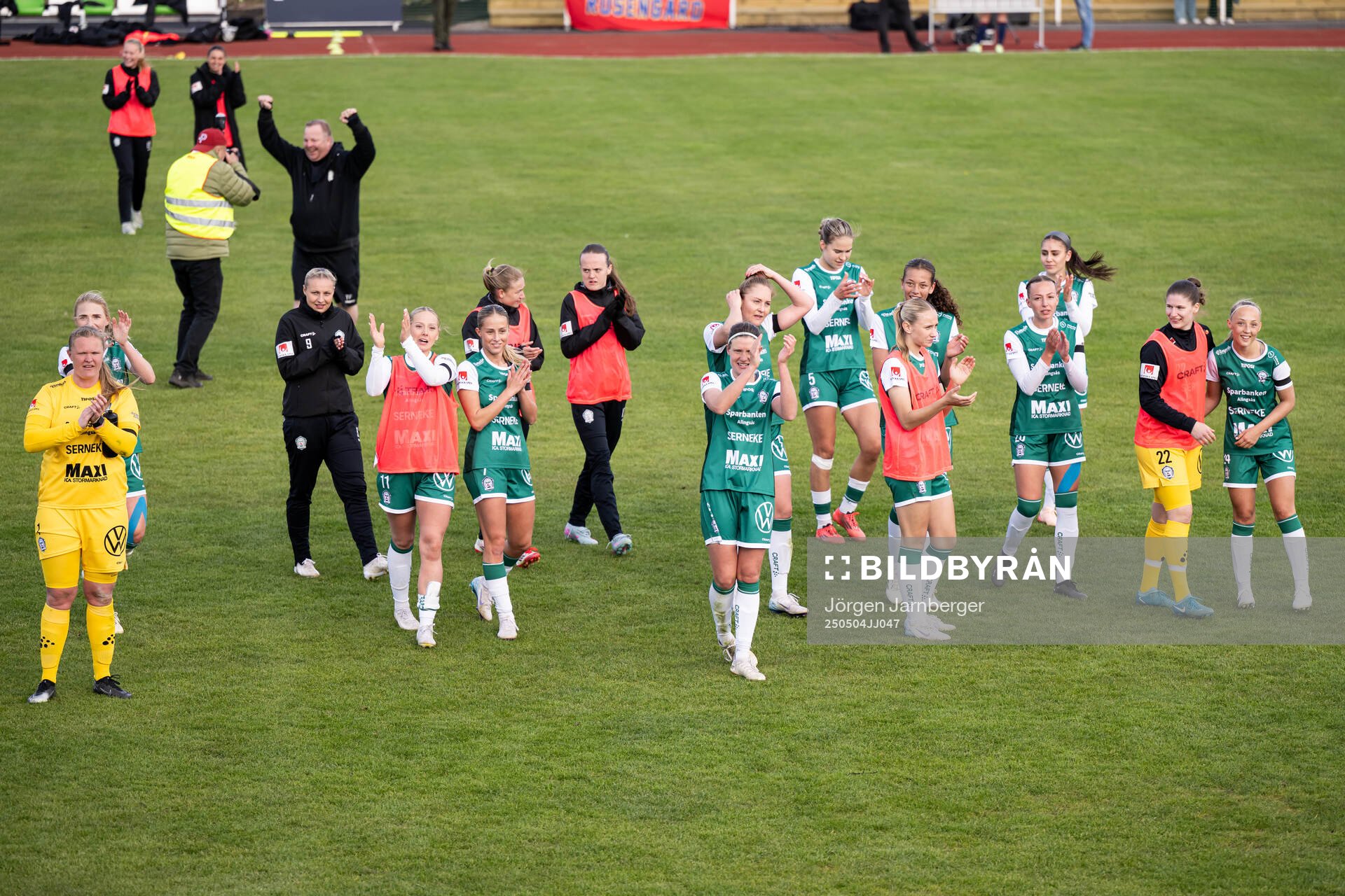 Alingsås spelare jublar efter fotbollsmatchen i Damallsvenskan mellan Alingsås och Rosengård den 4 maj 2025 i Alingsås. 