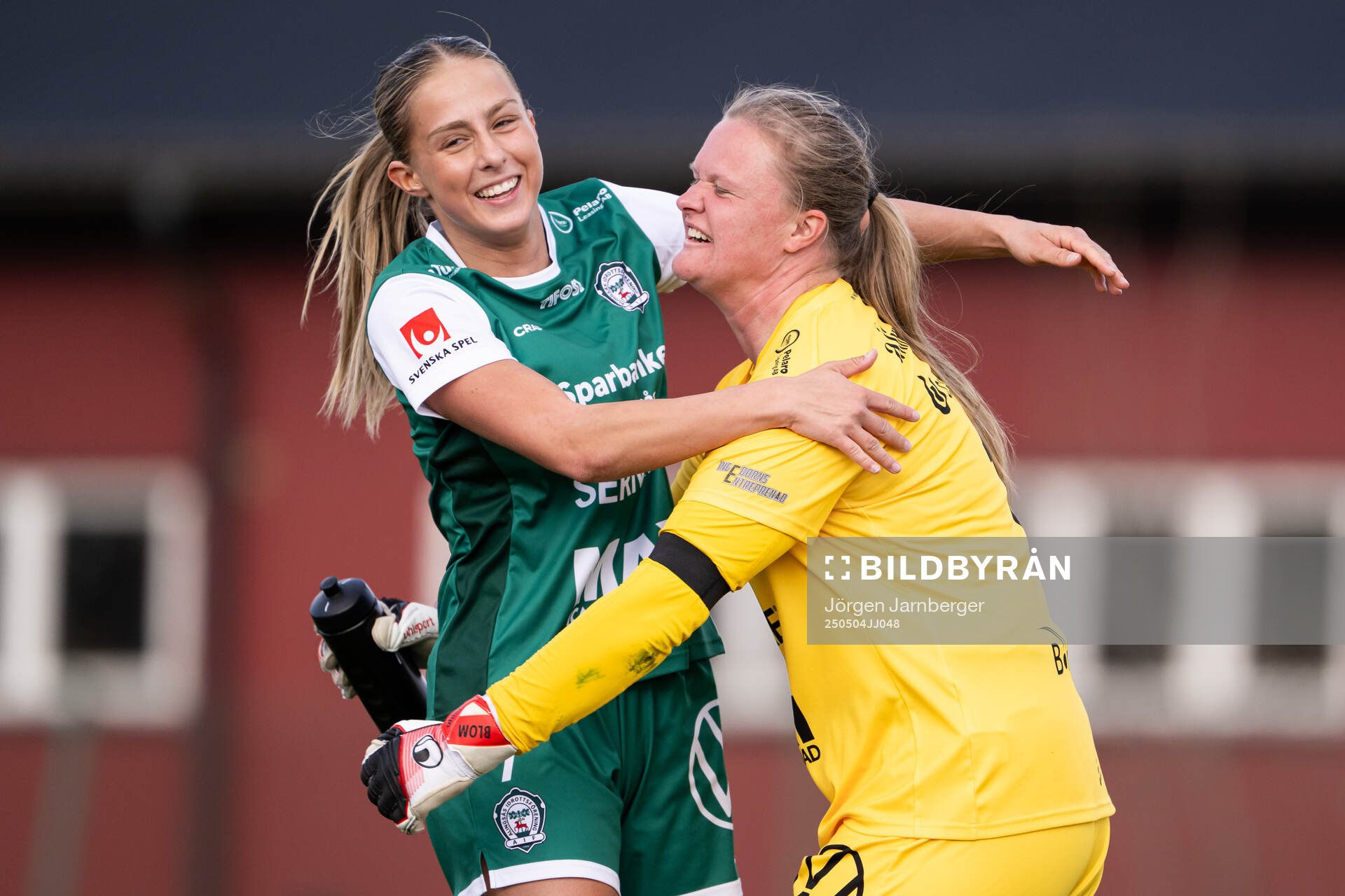 Alingsås Isabella Svanström och målvakt Alexandra Blom jublar efter fotbollsmatchen i Damallsvenskan mellan Alingsås och Rosengård den 4 maj 2025 i Alingsås.