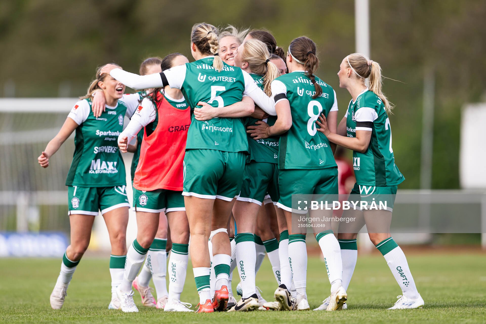 Alingsås spelare jublar efter fotbollsmatchen i Damallsvenskan mellan Alingsås och Rosengård den 4 maj 2025 i Alingsås. 