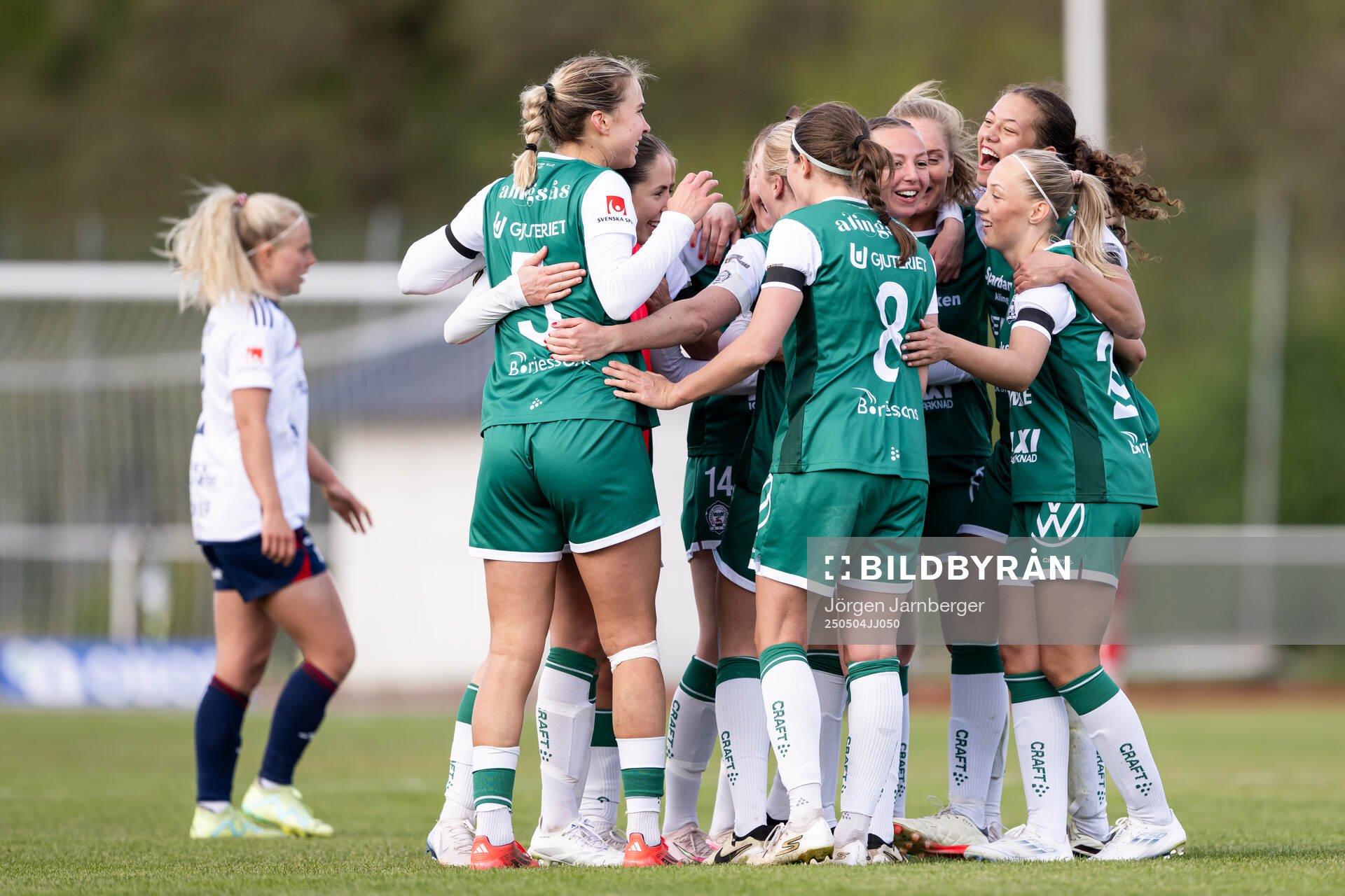 Alingsås spelare jublar efter fotbollsmatchen i Damallsvenskan mellan Alingsås och Rosengård den 4 maj 2025 i Alingsås. 