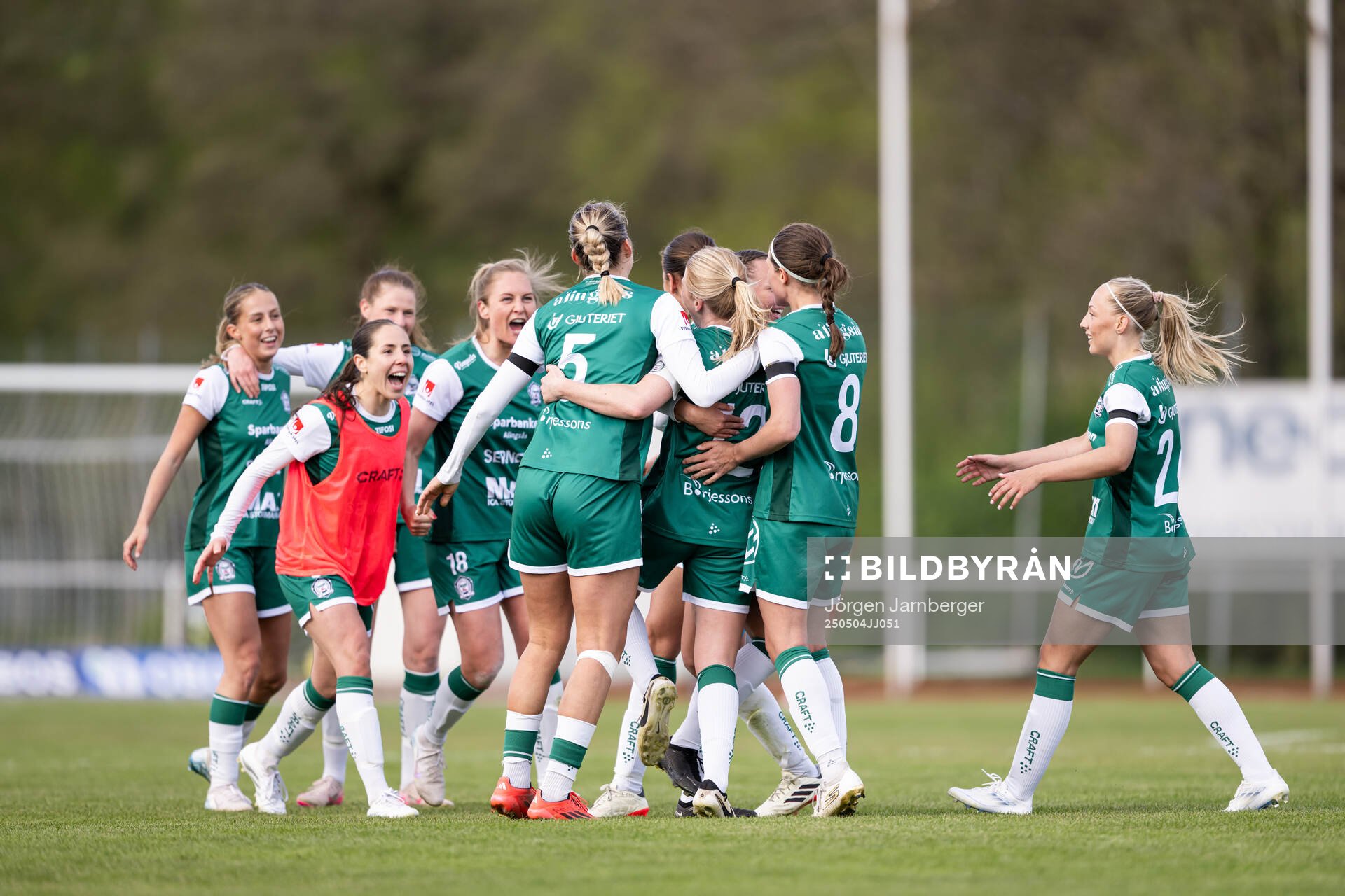 Alingsås spelare jublar efter fotbollsmatchen i Damallsvenskan mellan Alingsås och Rosengård den 4 maj 2025 i Alingsås. 