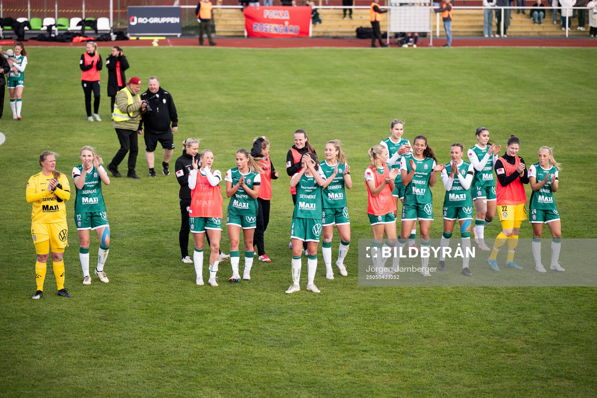 Alingsås spelare jublar efter fotbollsmatchen i Damallsvenskan mellan Alingsås och Rosengård den 4 maj 2025 i Alingsås. 