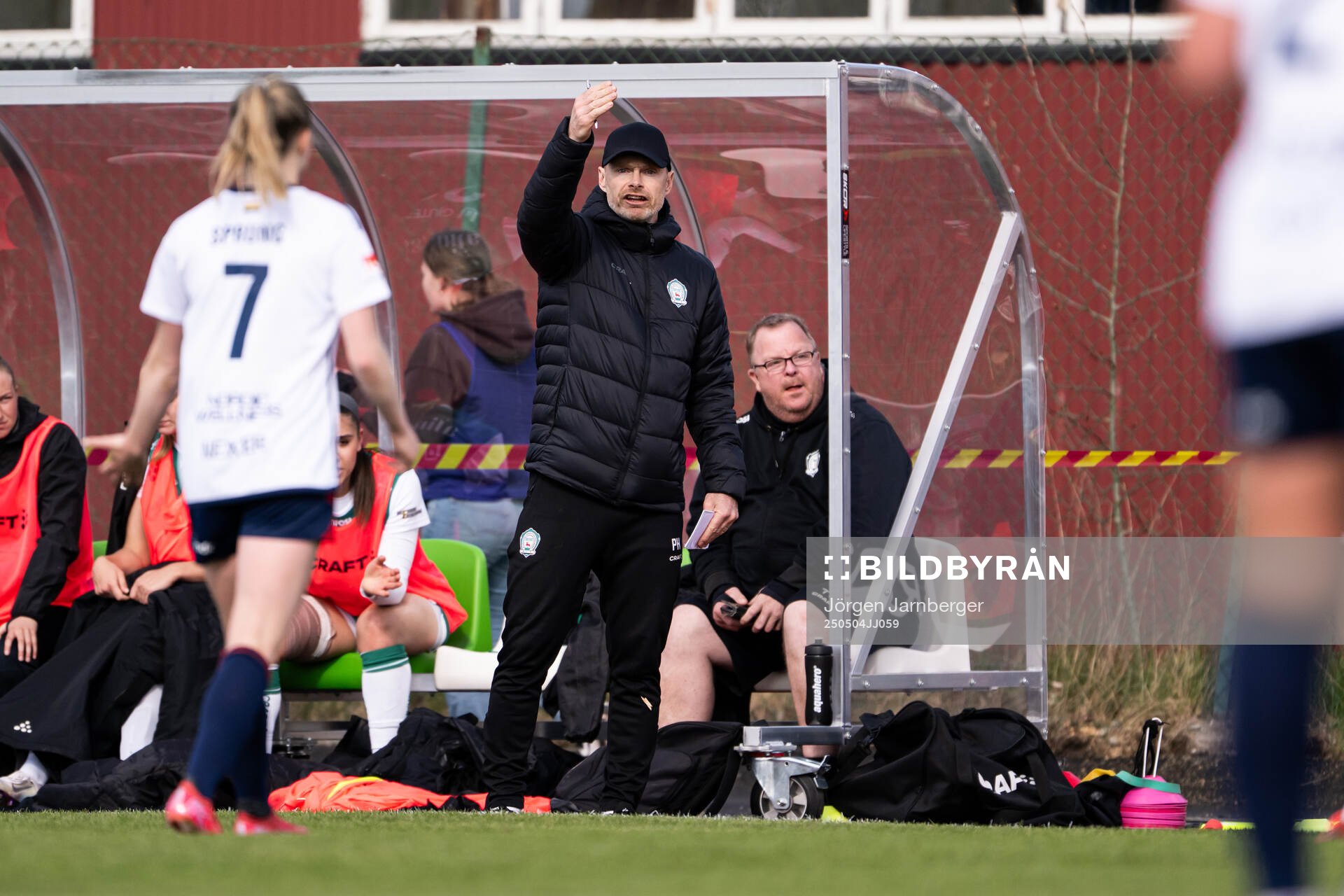 Alingsås tränare Per-Olov Häggström under fotbollsmatchen i Damallsvenskan mellan Alingsås och Rosengård den 4 maj 2025 i Alingsås.
