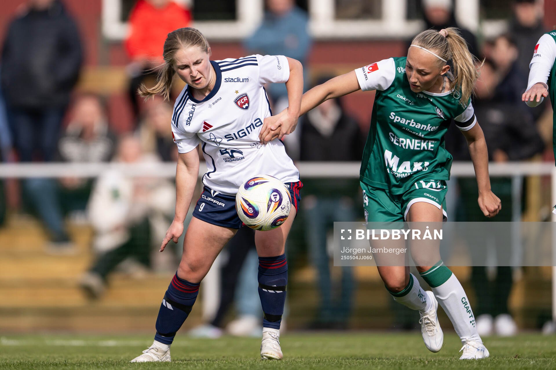 Rosengårds Hanna Andersson och Alingsås Saga Fredgren under fotbollsmatchen i Damallsvenskan mellan Alingsås och Rosengård den 4 maj 2025 i Alingsås.