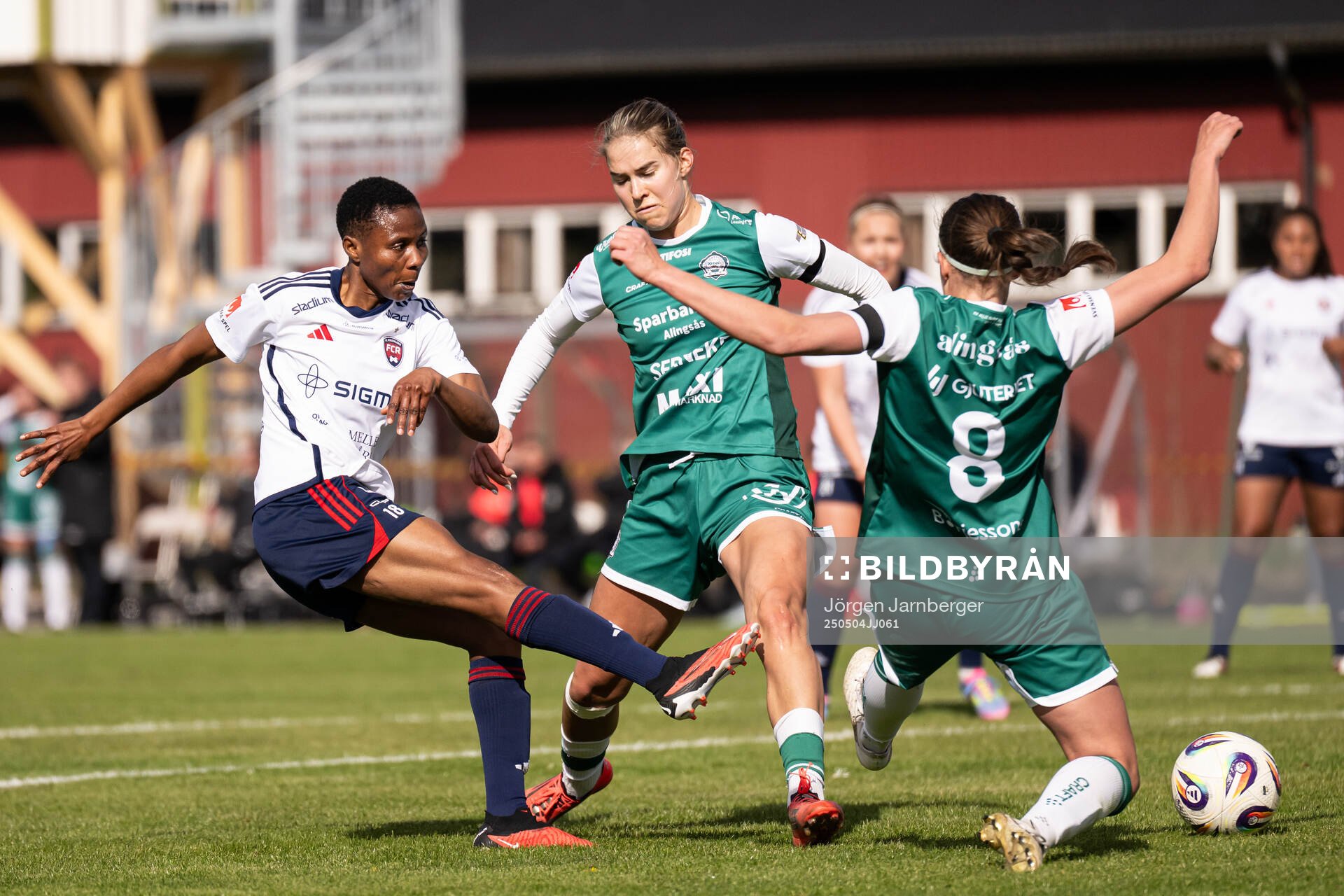 Rosengårds Halimatu Ayinde och Alingsås Emmaliina Tulkki under fotbollsmatchen i Damallsvenskan mellan Alingsås och Rosengård den 4 maj 2025 i Alingsås.
