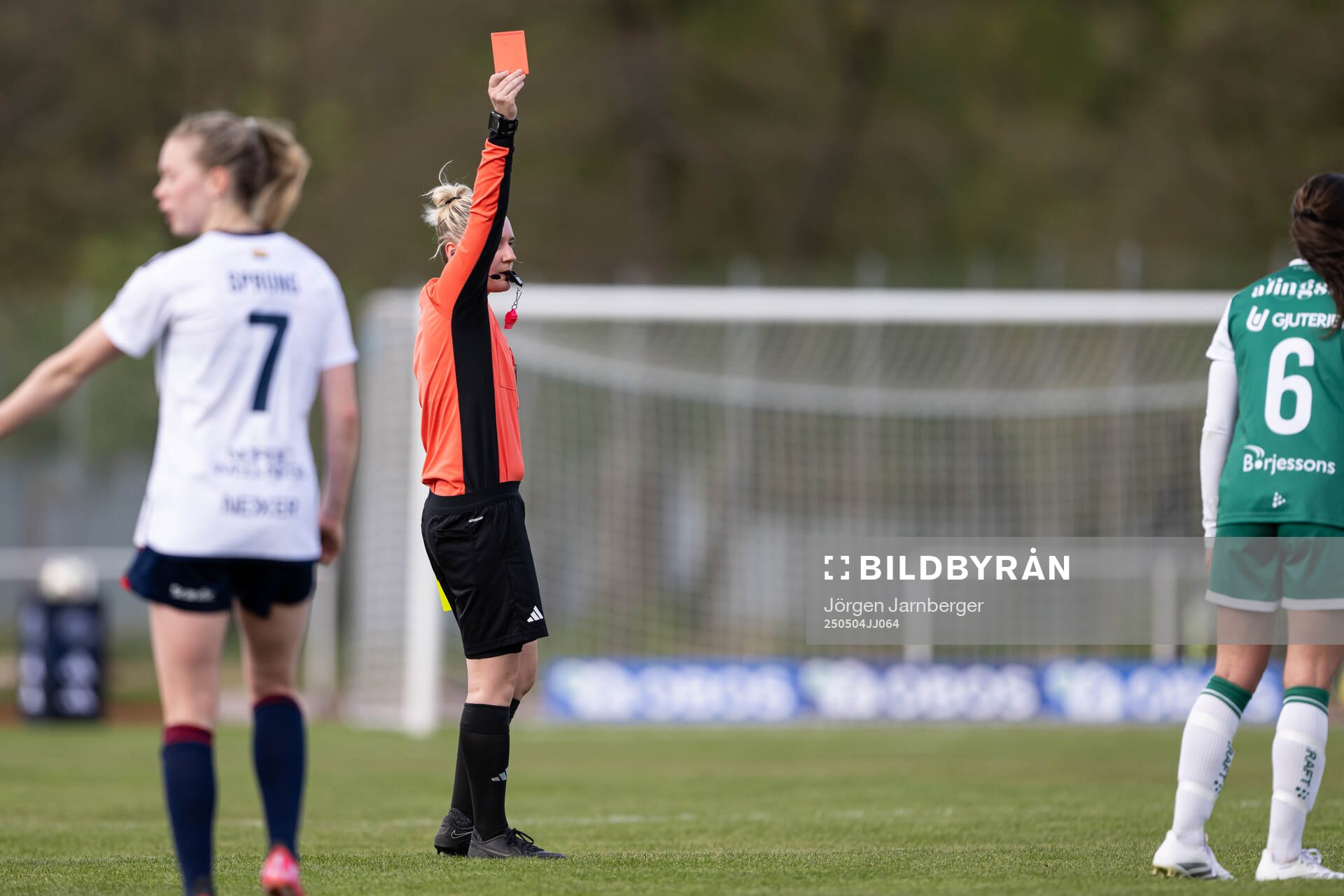 Domare Isabelle Svensson visar Alingsås Johanna Barth rött kort under fotbollsmatchen i Damallsvenskan mellan Alingsås och Rosengård den 4 maj 2025 i Alingsås.