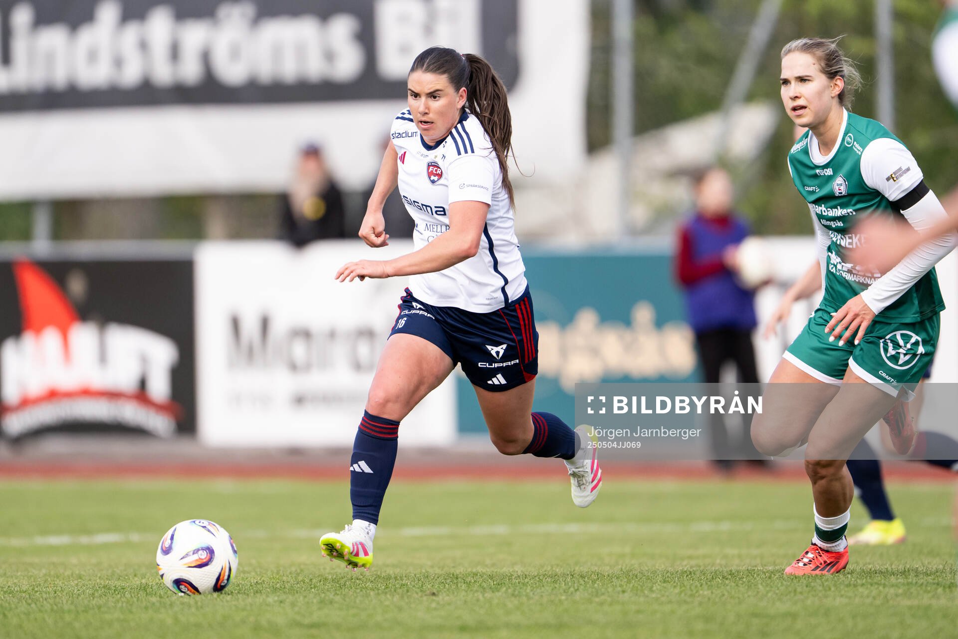 Rosengårds Emilia Pelgander och Alingsås Emmaliina Tulkki under fotbollsmatchen i Damallsvenskan mellan Alingsås och Rosengård den 4 maj 2025 i Alingsås.