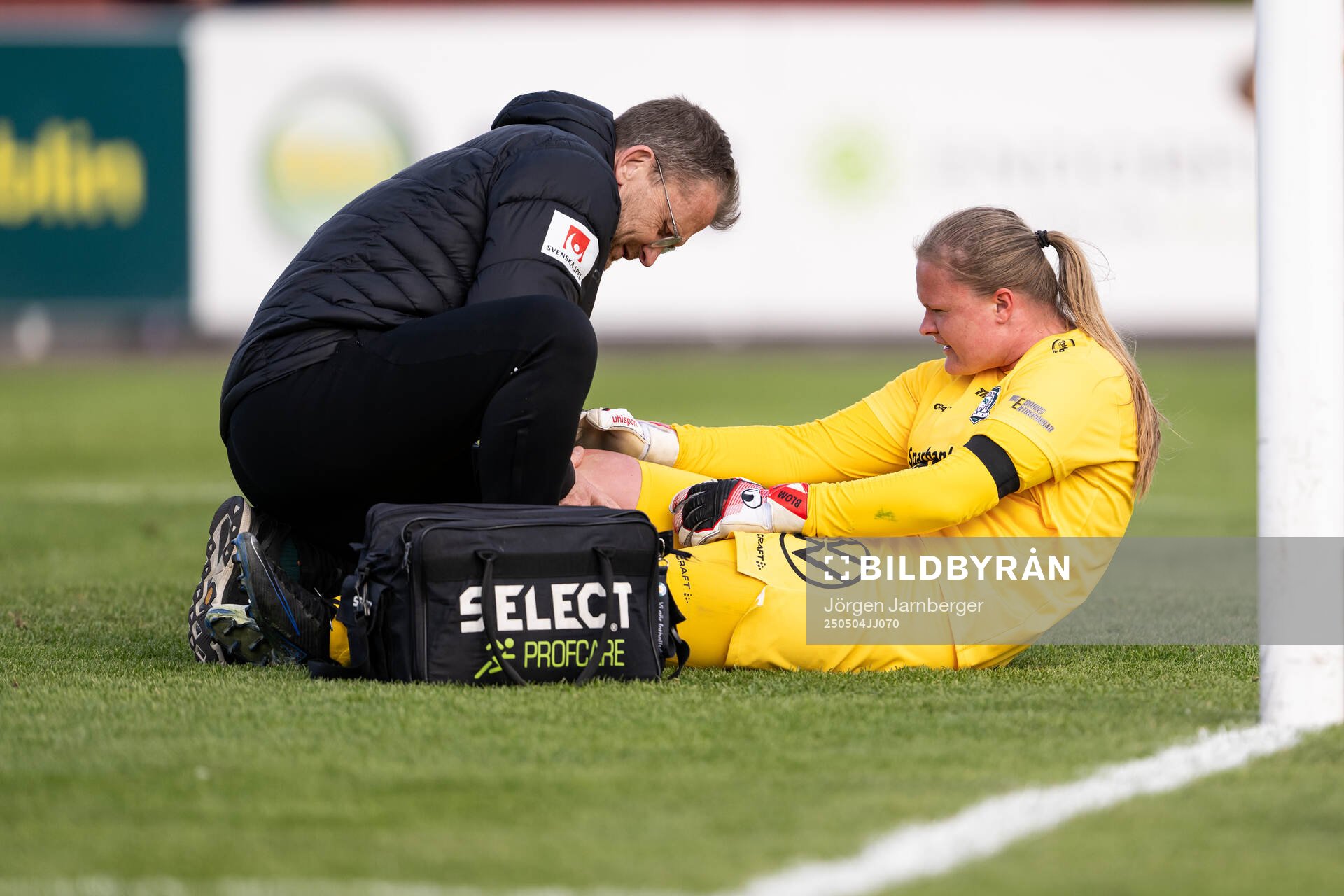Alingsås målvakt Alexandra Blom har ont under fotbollsmatchen i Damallsvenskan mellan Alingsås och Rosengård den 4 maj 2025 i Alingsås.
