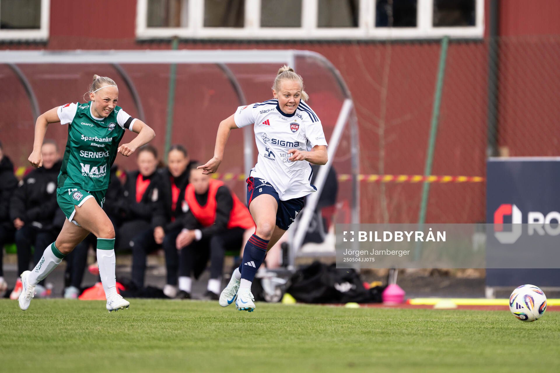 Alingsås Saga Fredgren och Rosengårds Molly Johansson under fotbollsmatchen i Damallsvenskan mellan Alingsås och Rosengård den 4 maj 2025 i Alingsås.