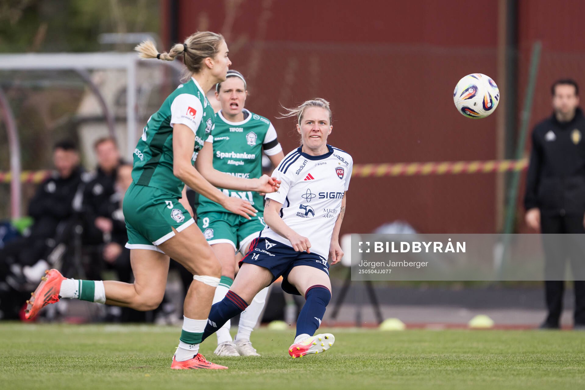 Alingsås Emmaliina Tulkki och Rosengårds Emilia Larsson under fotbollsmatchen i Damallsvenskan mellan Alingsås och Rosengård den 4 maj 2025 i Alingsås.