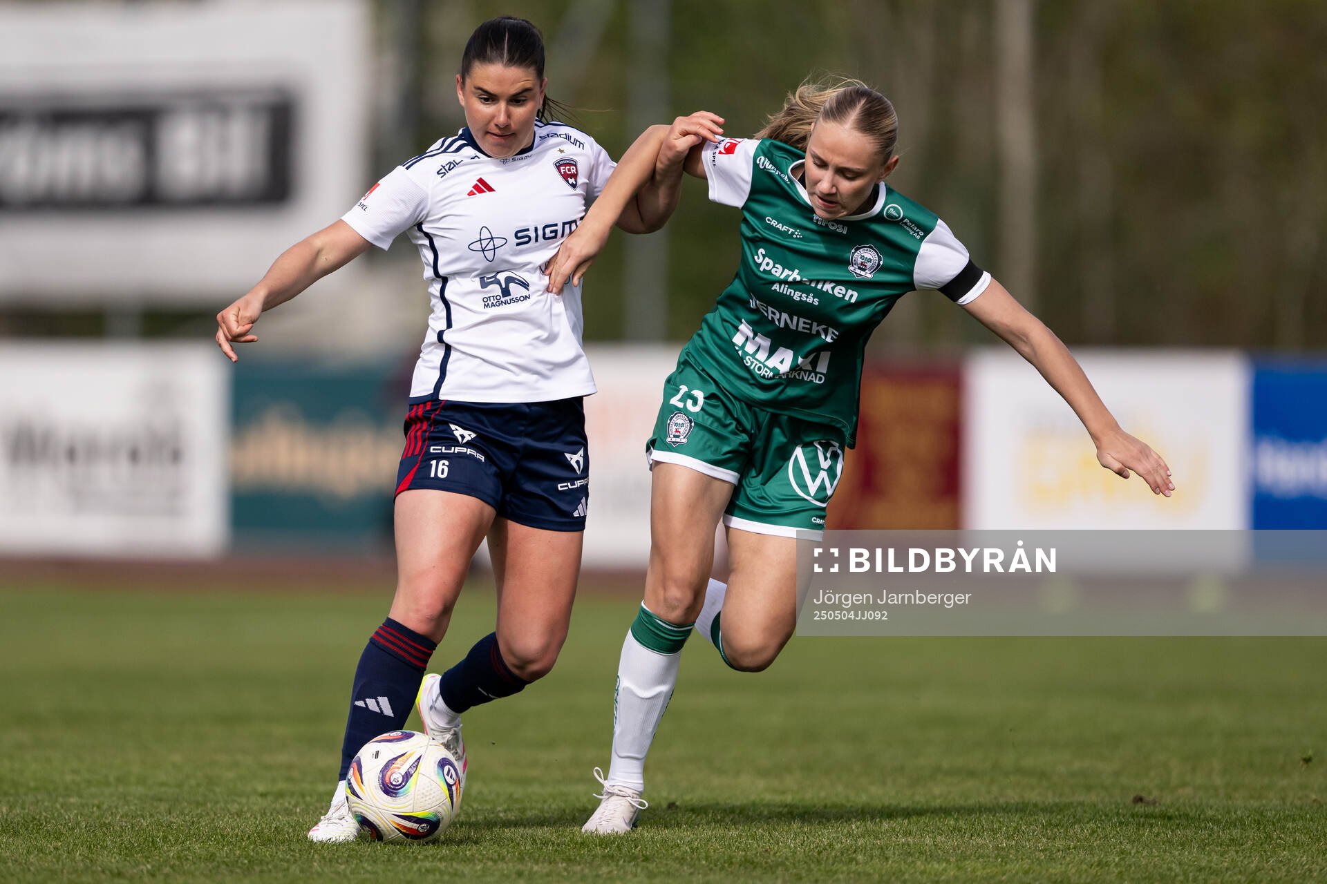 Rosengårds Emilia Pelgander och Alingsås Tilde Karlsson under fotbollsmatchen i Damallsvenskan mellan Alingsås och Rosengård den 4 maj 2025 i Alingsås.