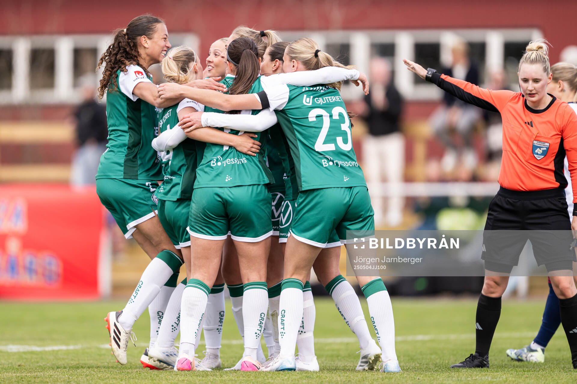 Alingsås spelare jublar