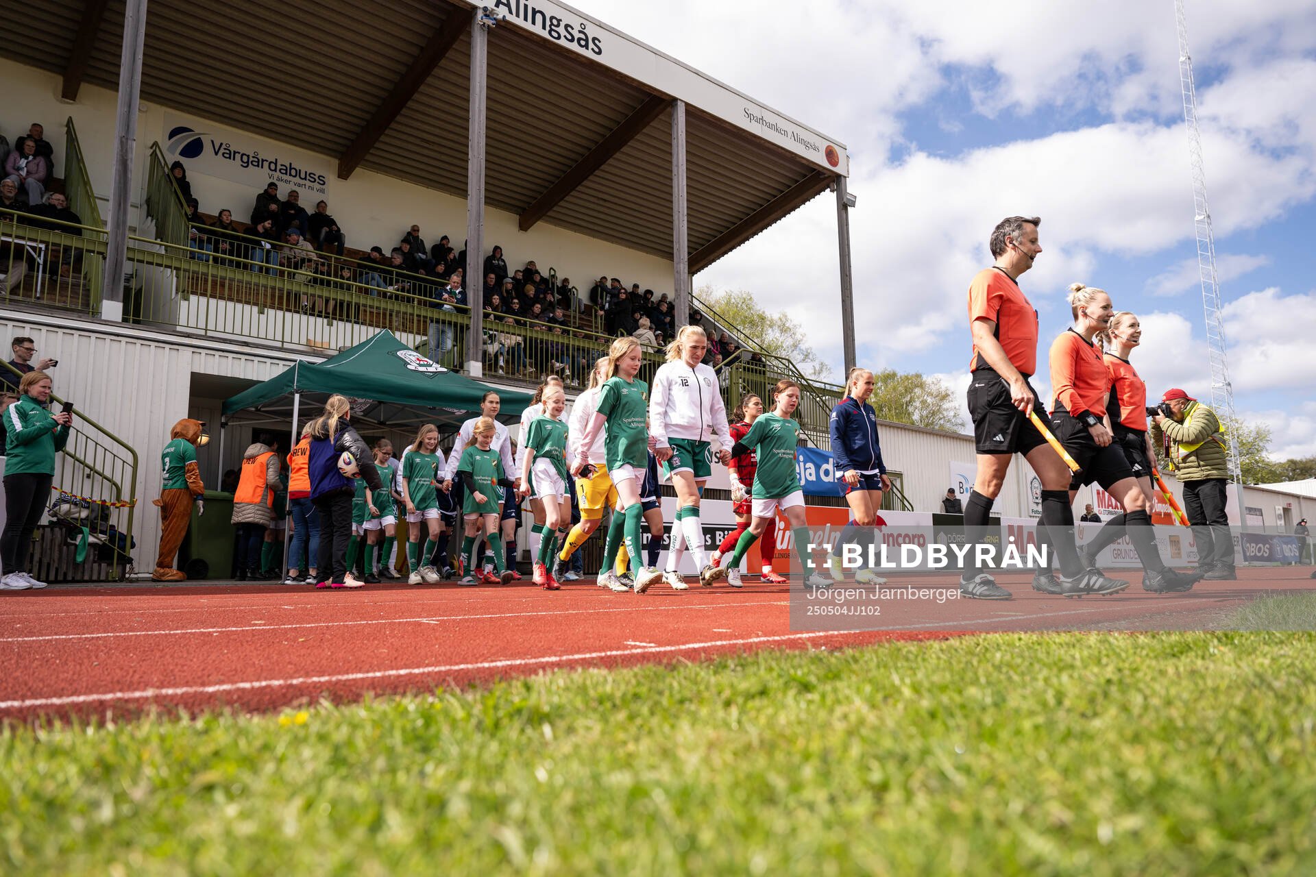 Lagen kommer in till line-up inför fotbollsmatchen i Damallsvenskan mellan Alingsås och Rosengård den 4 maj 2025 i Alingsås. 